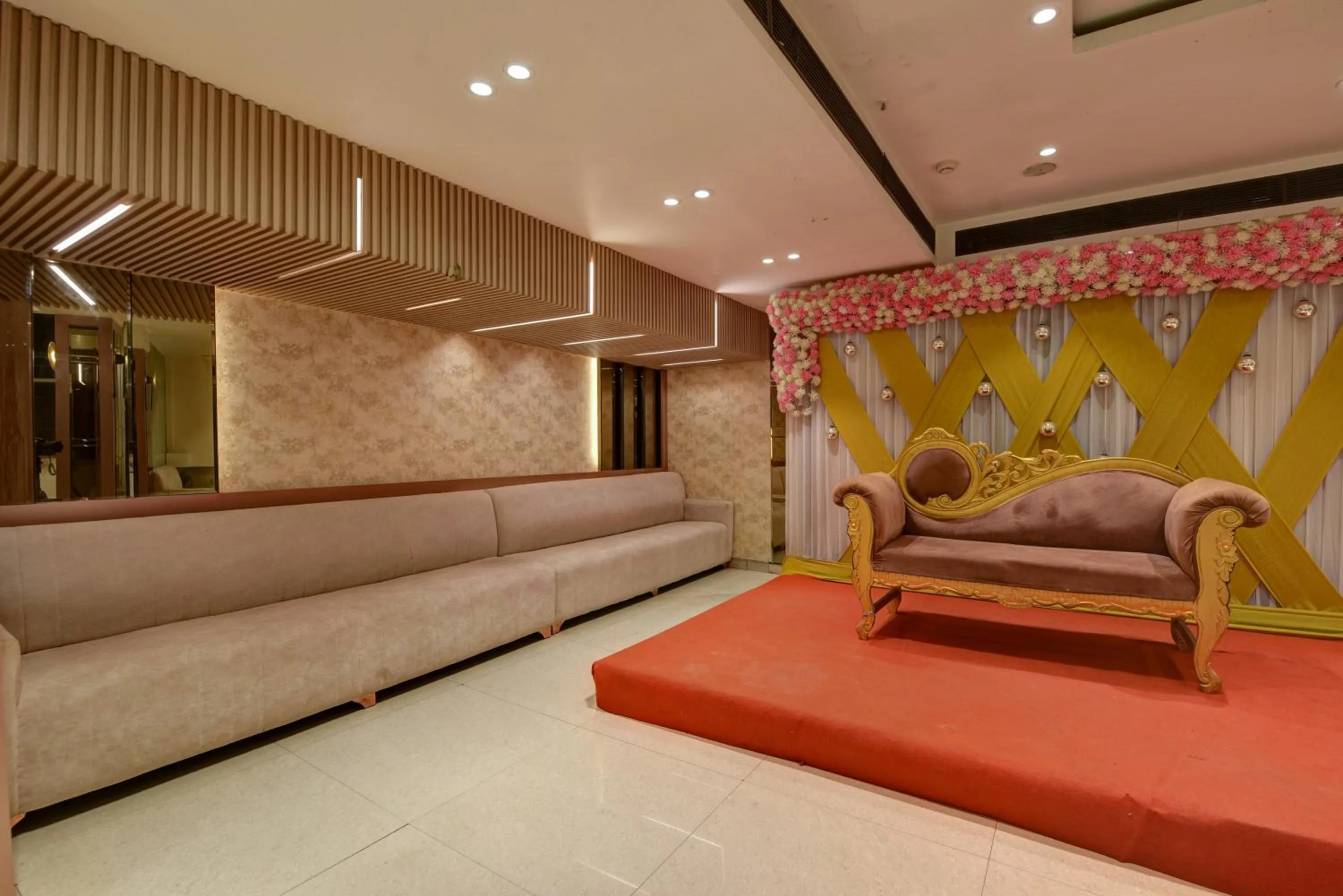 Banquet/Function facilities, Bed in Qotel Comfort AT Residency Kaushambi Anand Vihar