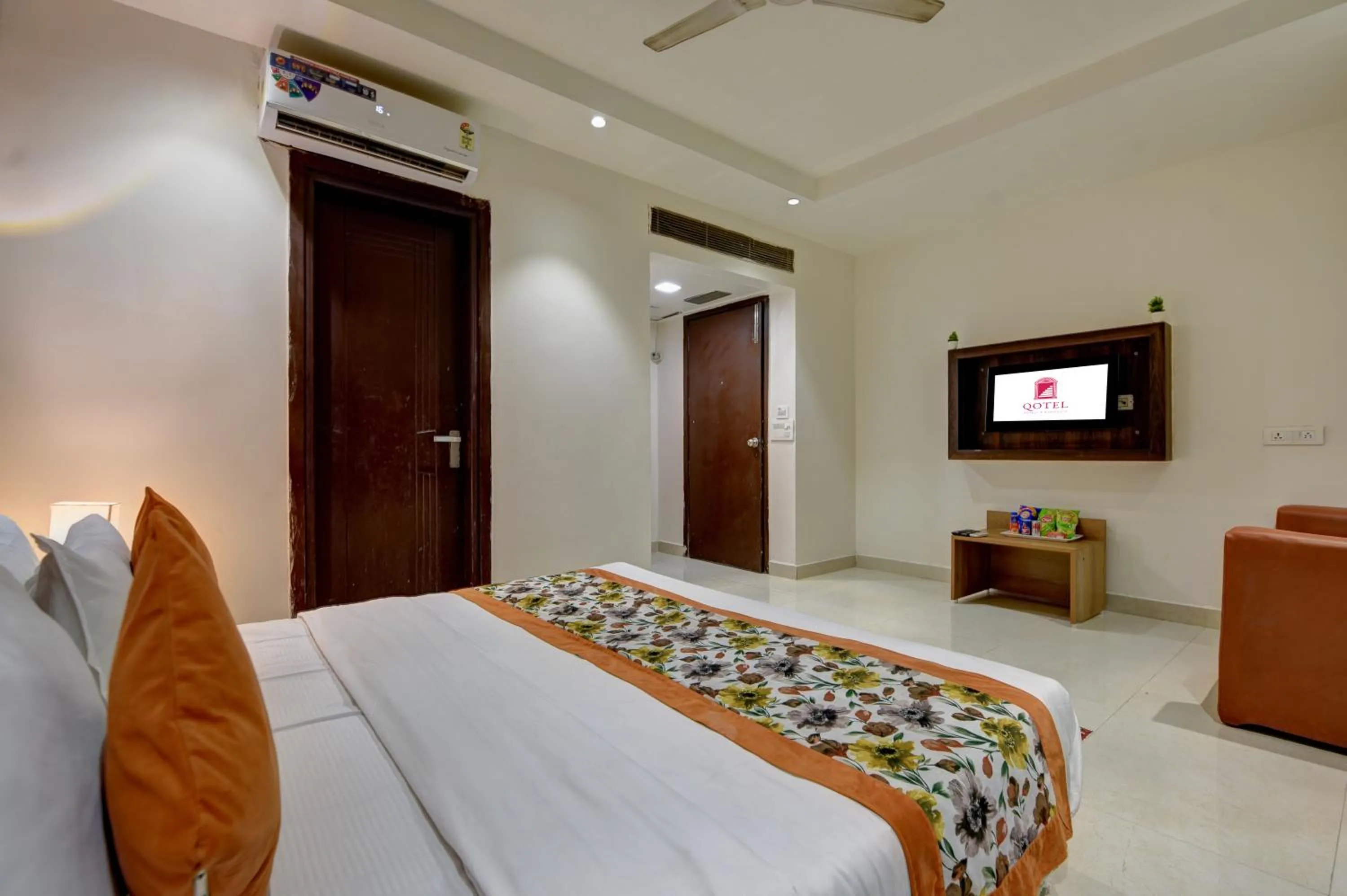 Communal lounge/ TV room, Bed in Qotel Comfort AT Residency Kaushambi Anand Vihar