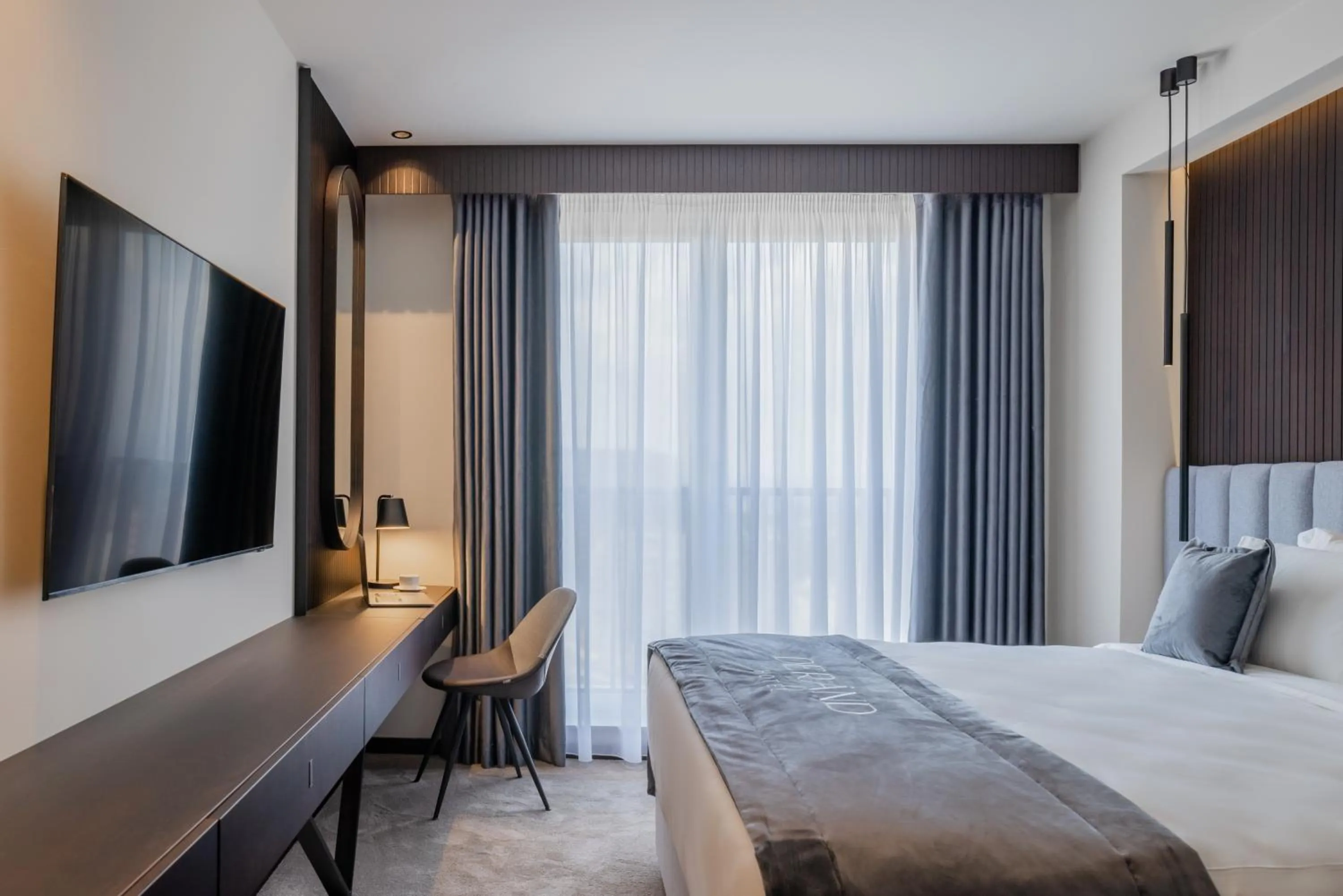 Communal lounge/ TV room, Bed in Derand Hotel