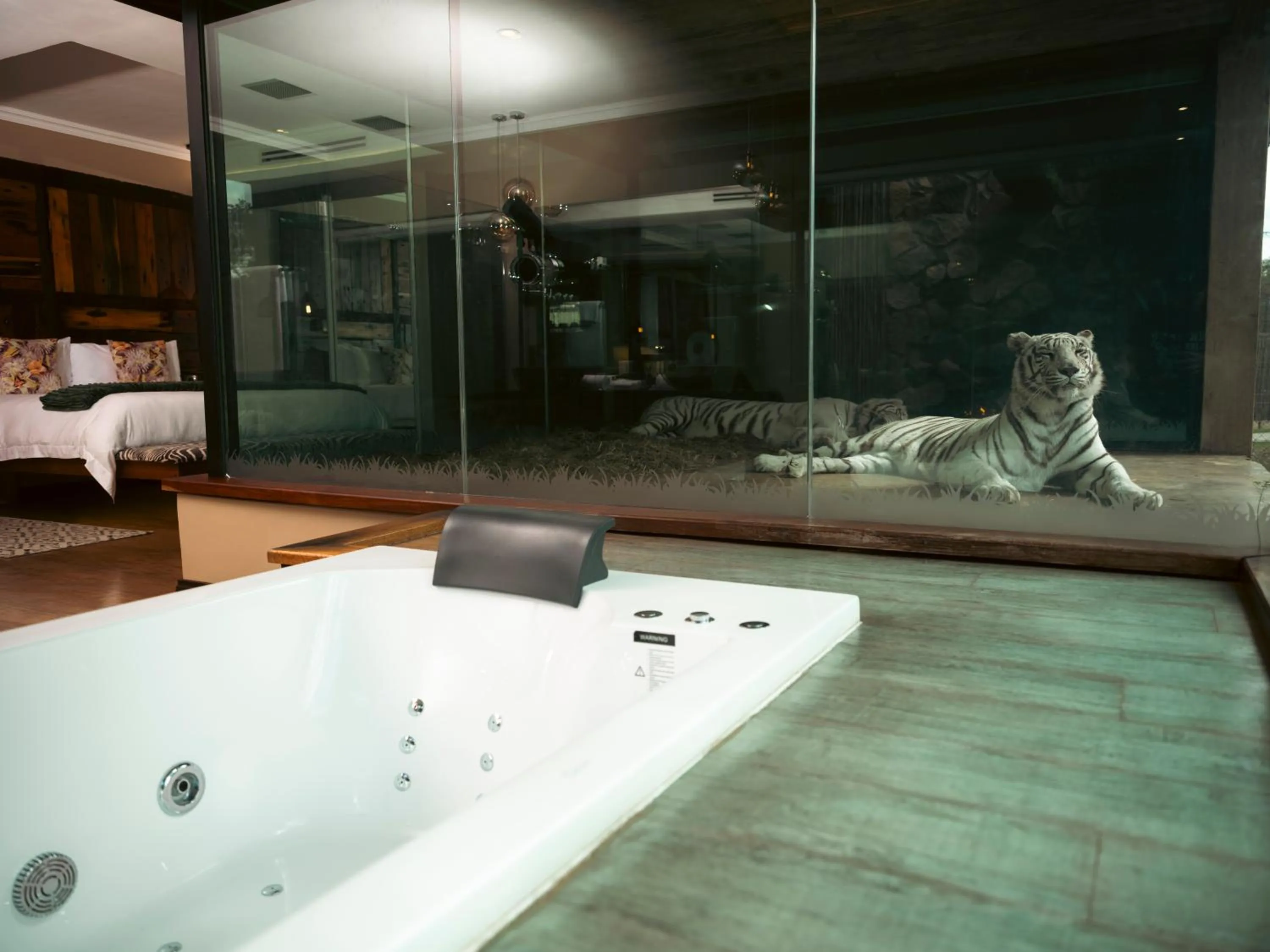 Hot Tub in Shekinah Lion & Game Lodge