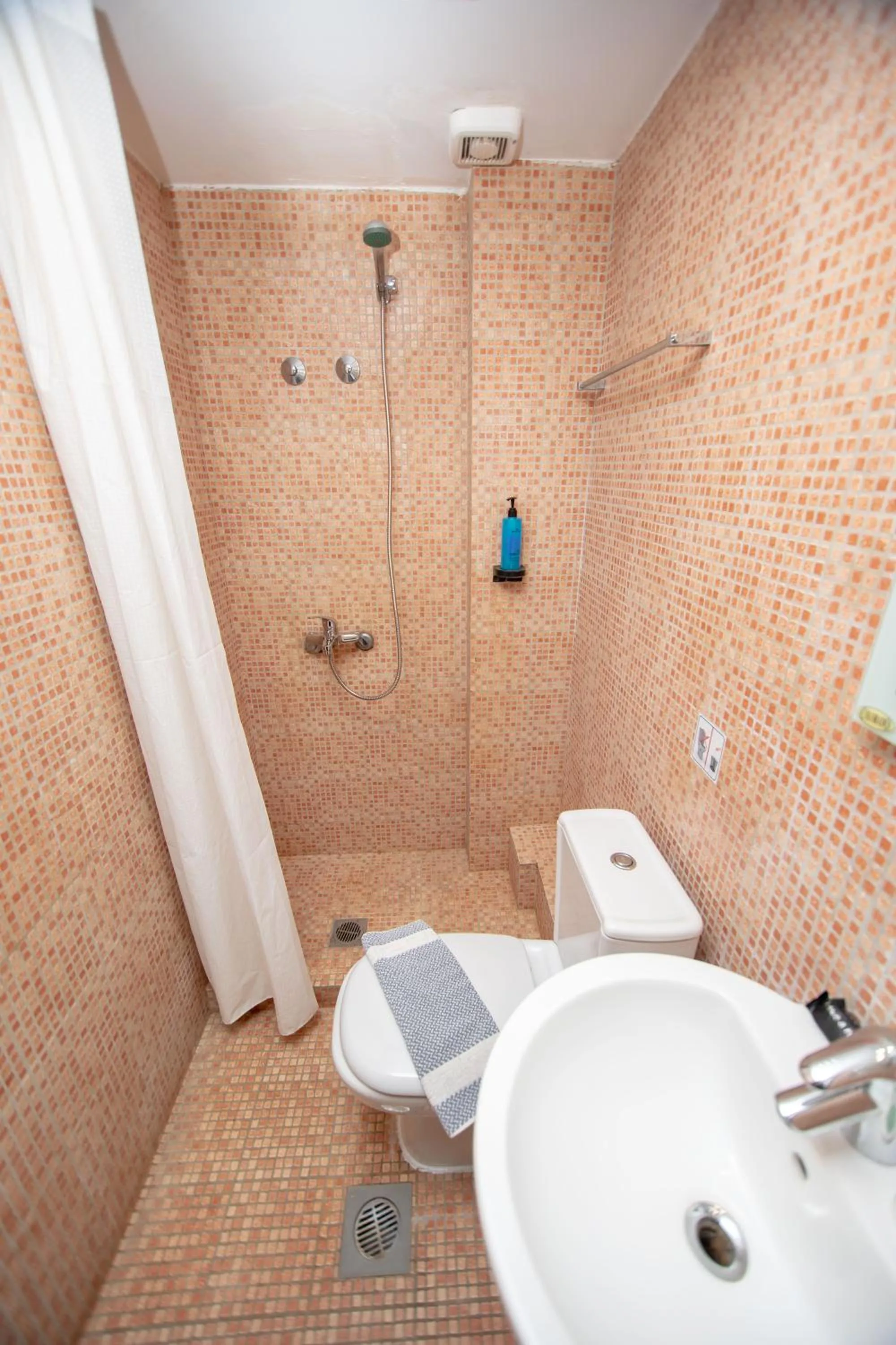 Shower in Hotel Strimoniko