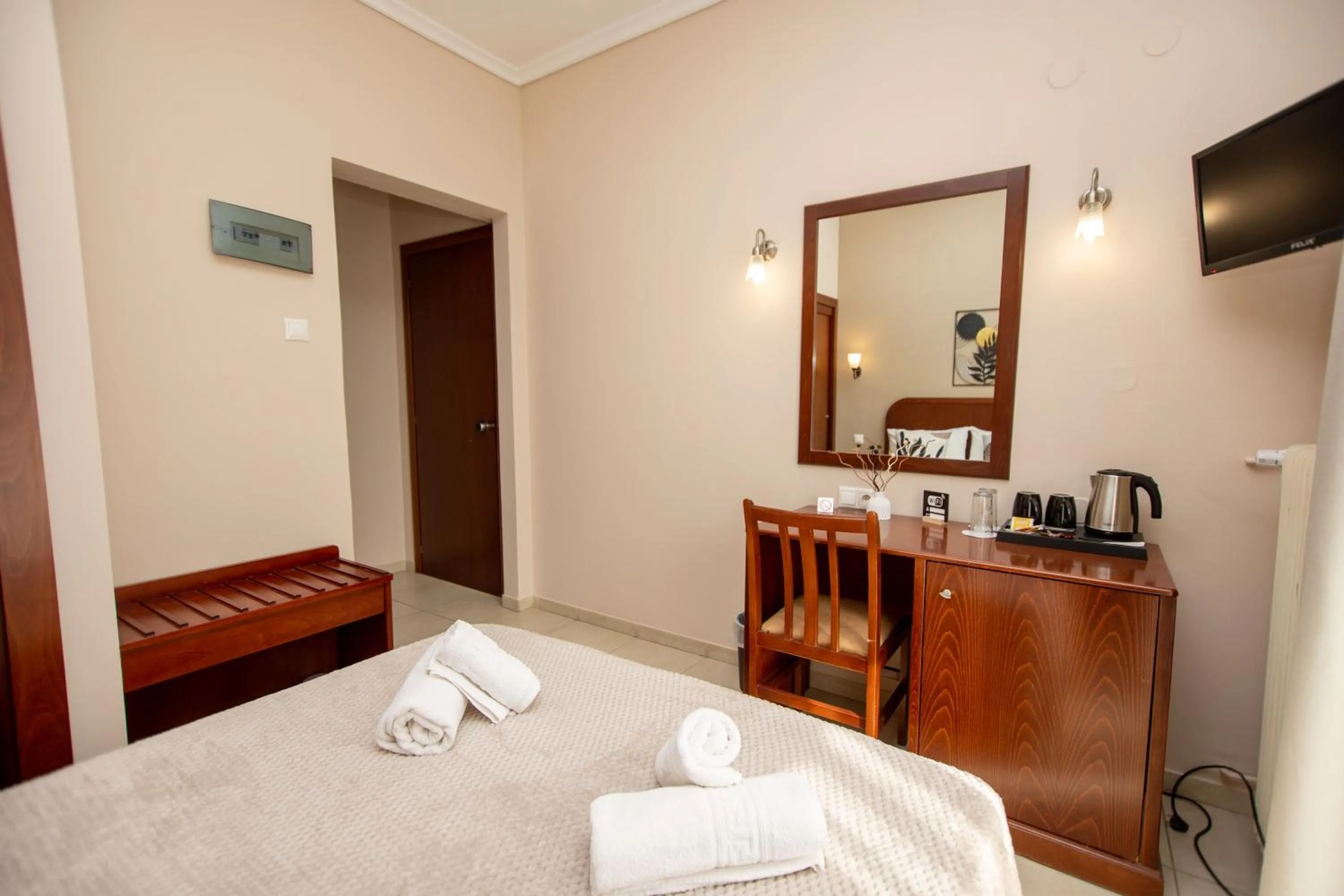 Text overlay, Bed in Hotel Strimoniko