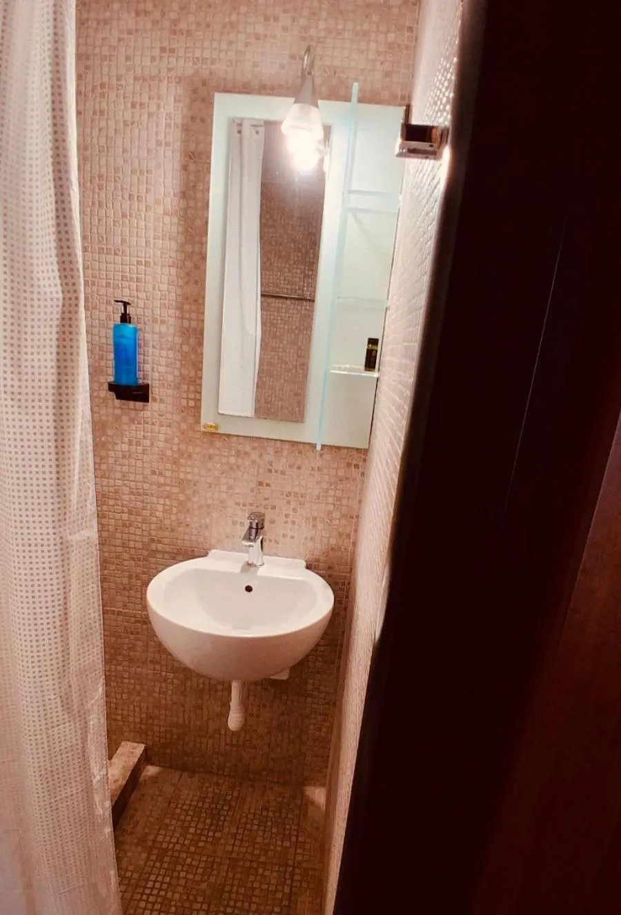 Shower in Hotel Strimoniko