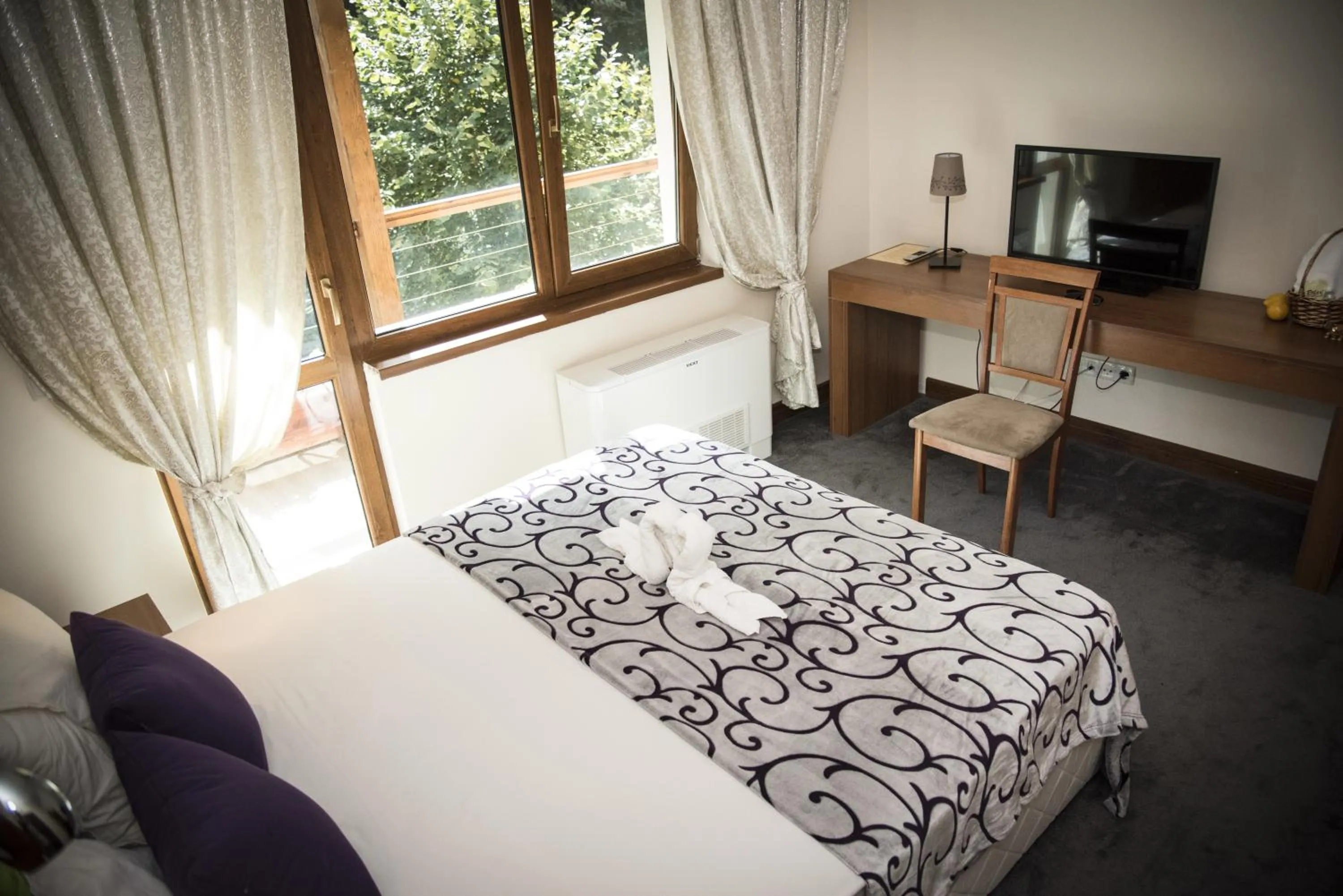 Balcony/Terrace, Bed in Hotel Saint Nedelya