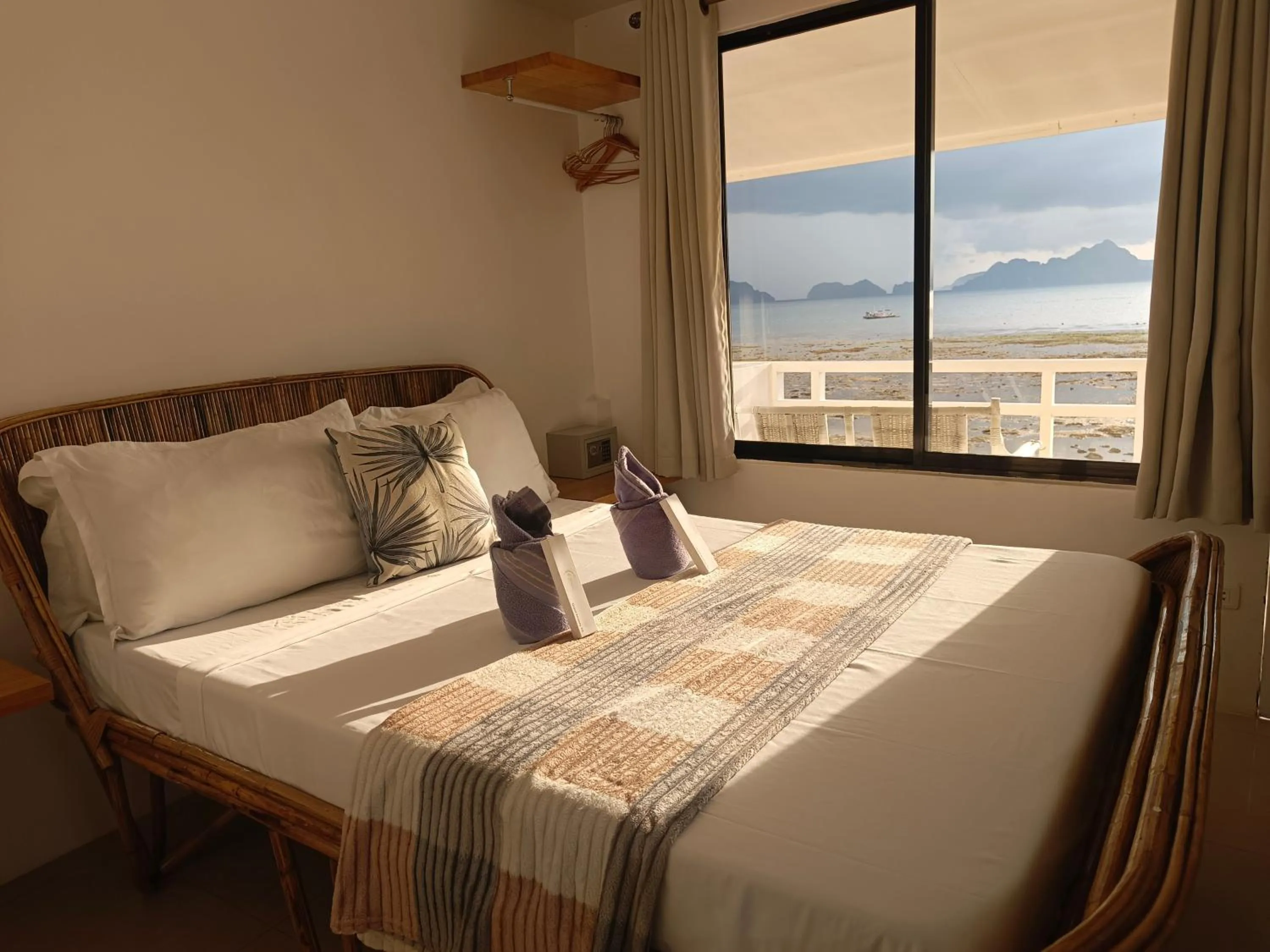 Bed in La Sirenne Inn