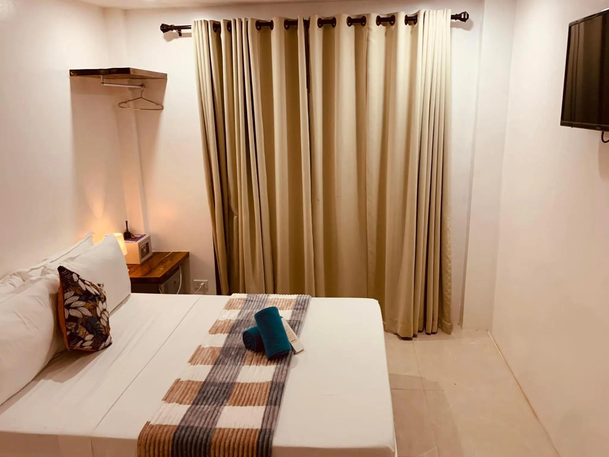 Bed in La Sirenne Inn