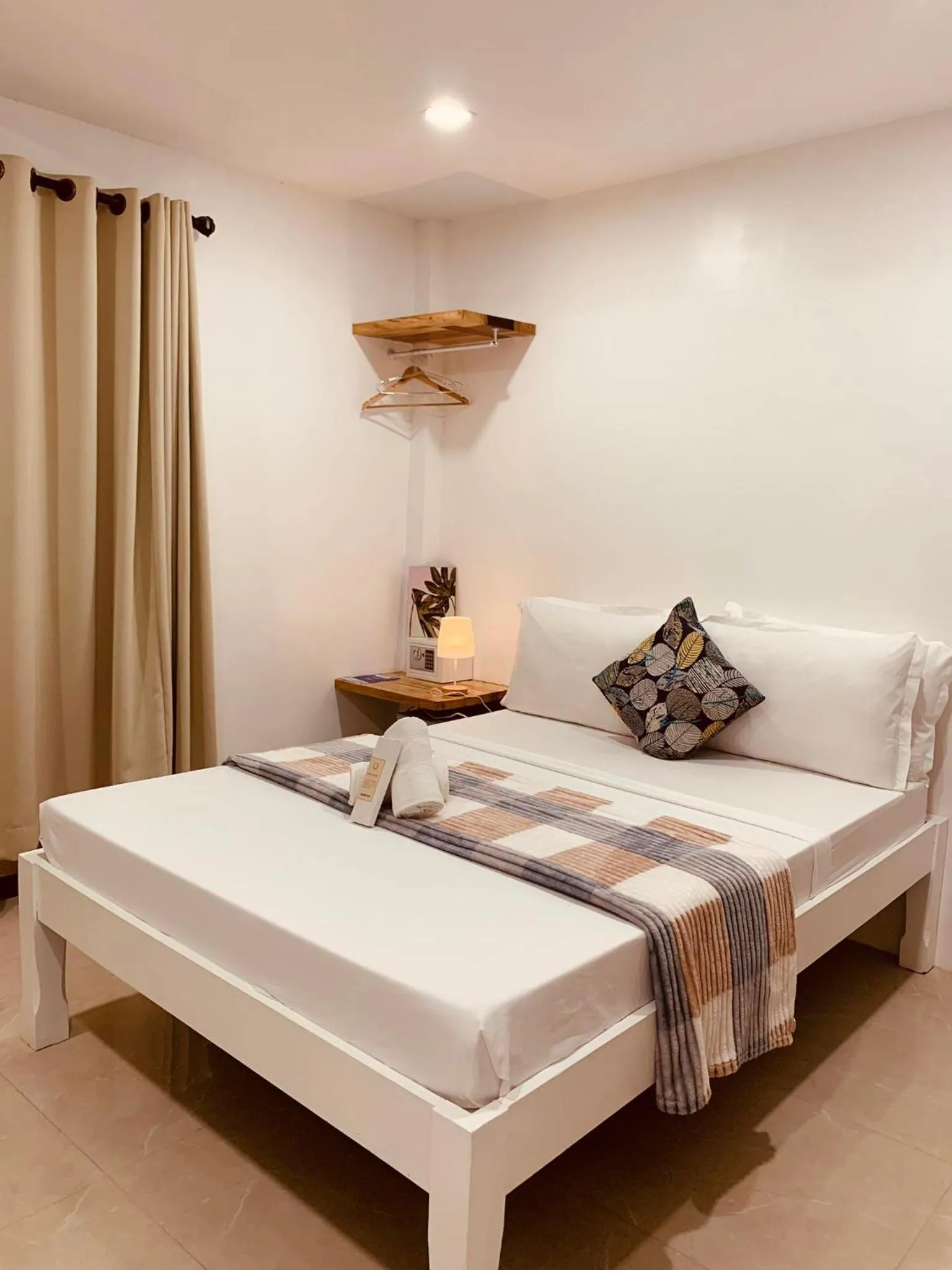 Bed in La Sirenne Inn