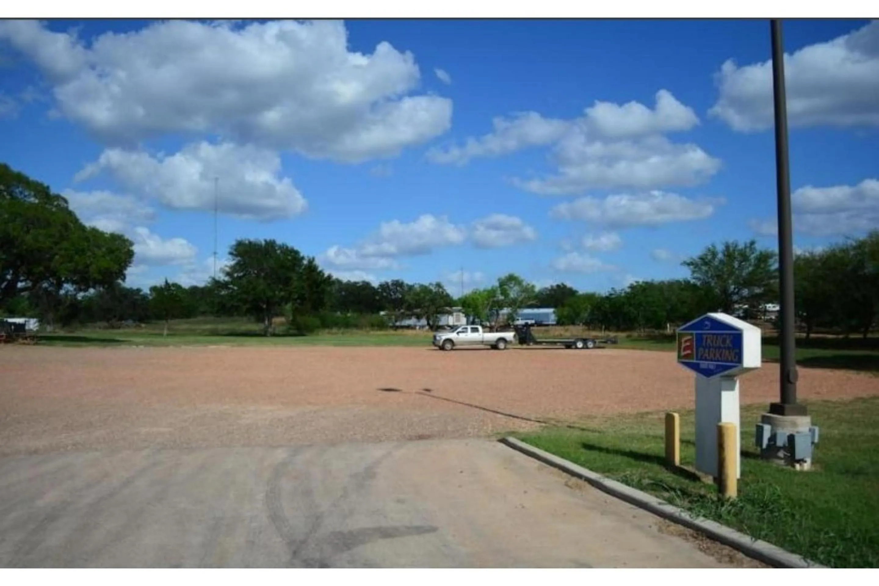 Parking in Hotel O Executive Inn & Suites Cuero Hwy 87