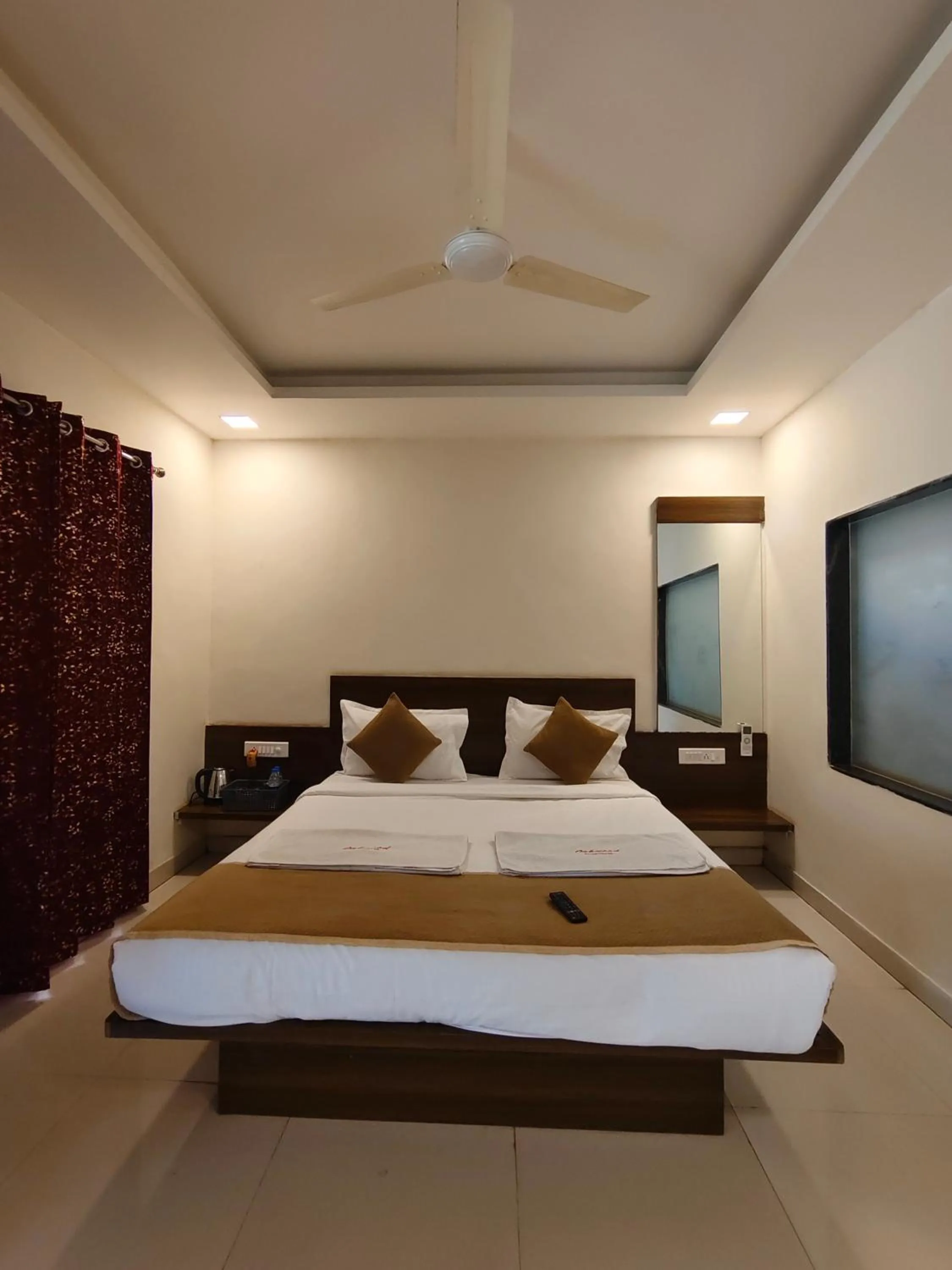 Bed in Hotel Oakwood mahabaleshwar