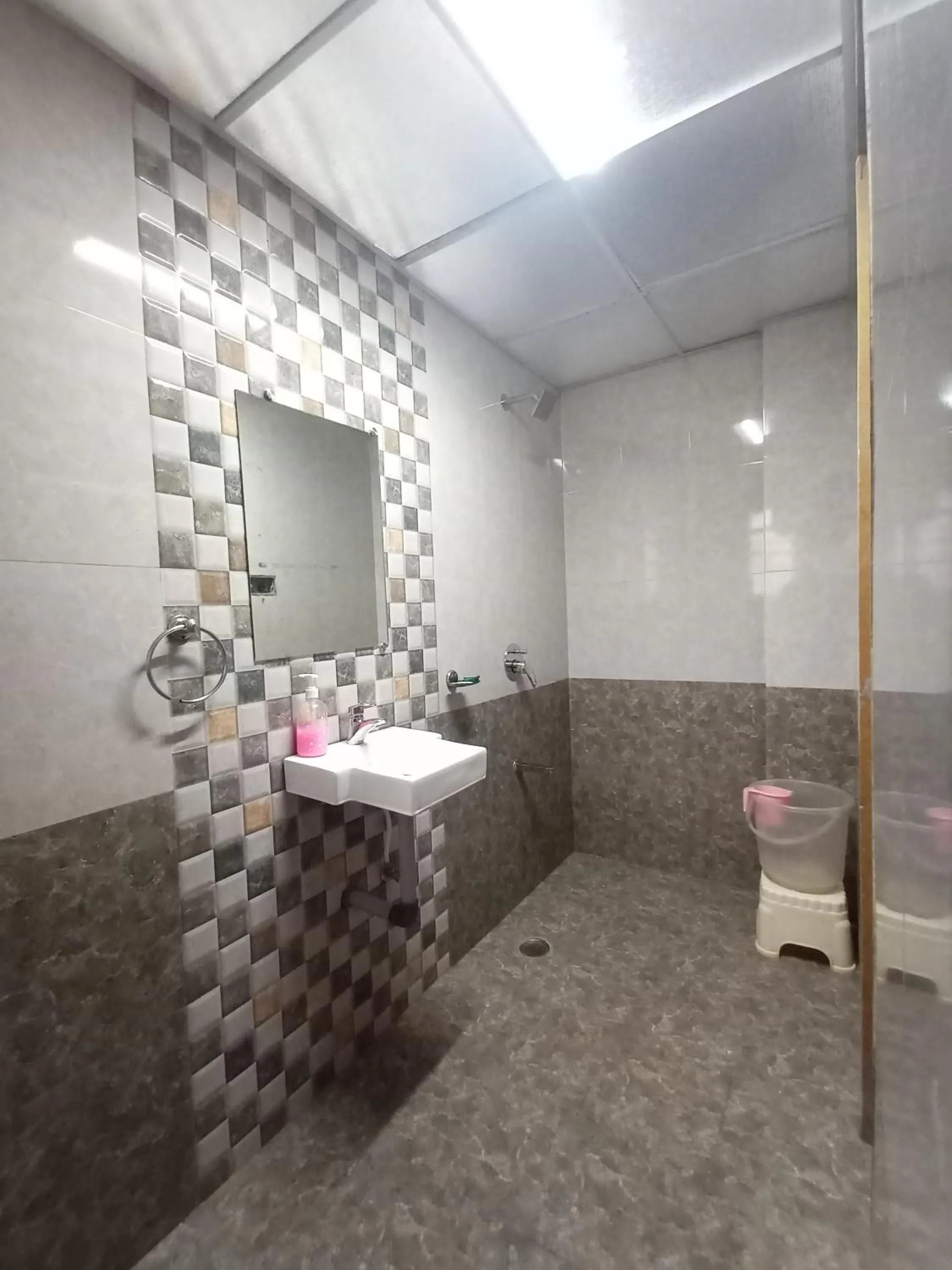 Shower in Hotel Oakwood mahabaleshwar