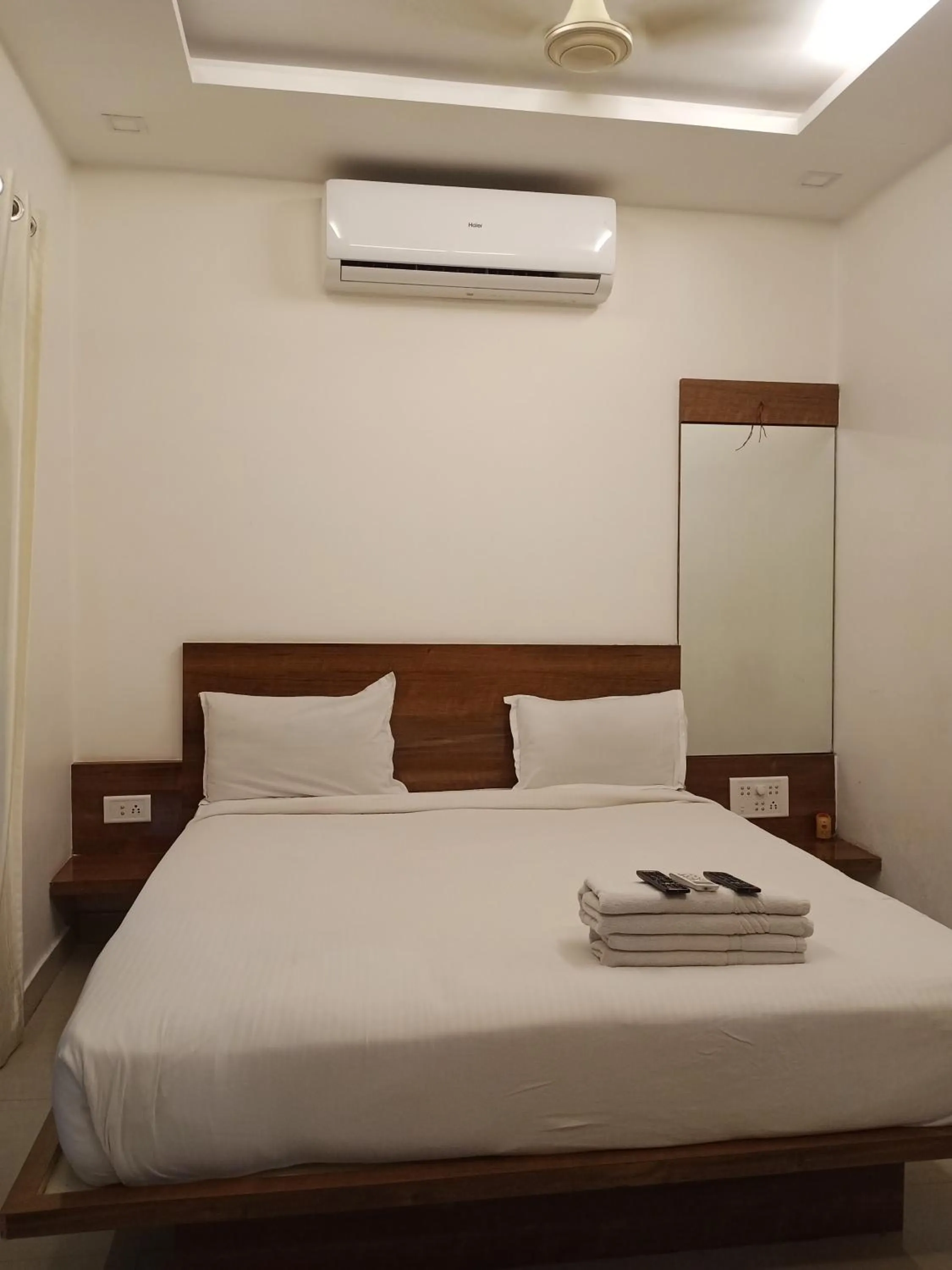 Bed in Hotel Oakwood mahabaleshwar