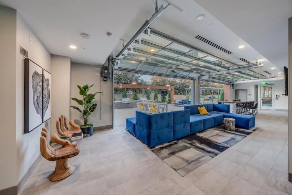 KING BED Modern 2 Bed 2 Bath Pool & Hot Tub