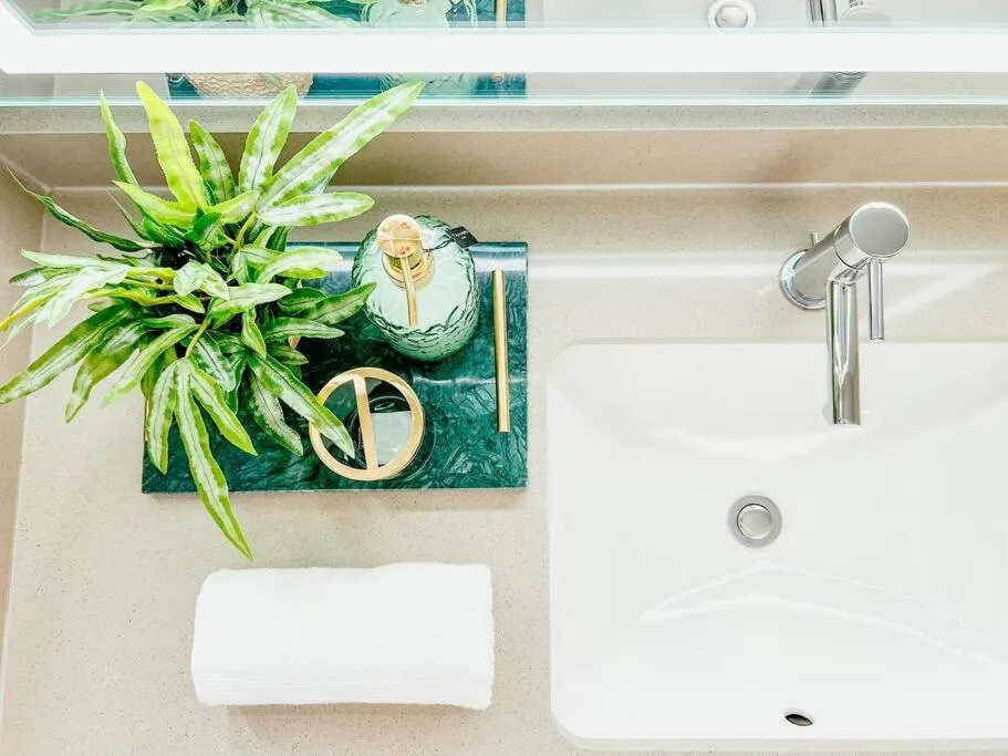 KING BED Modern 2 Bed 2 Bath Pool & Hot Tub