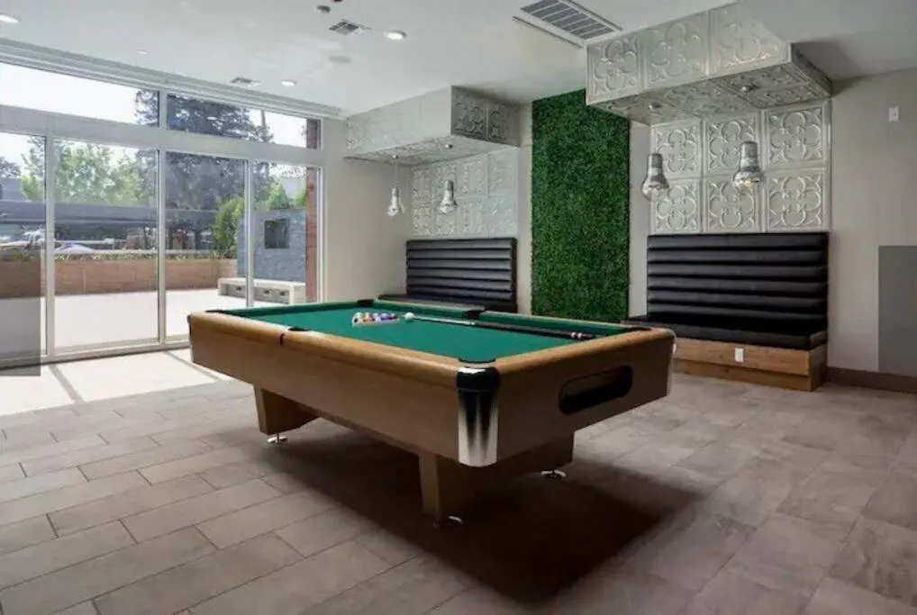 KING BED Modern 2 Bed 2 Bath Pool & Hot Tub