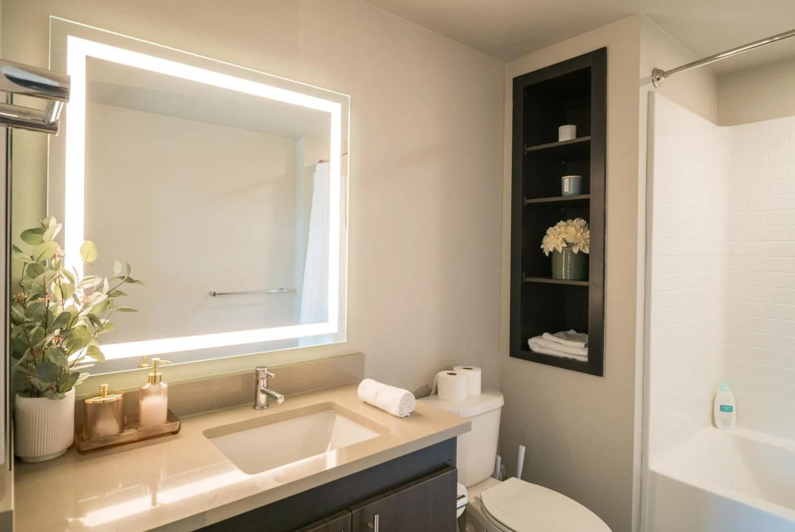 KING BED Modern 2 Bed 2 Bath Pool & Hot Tub