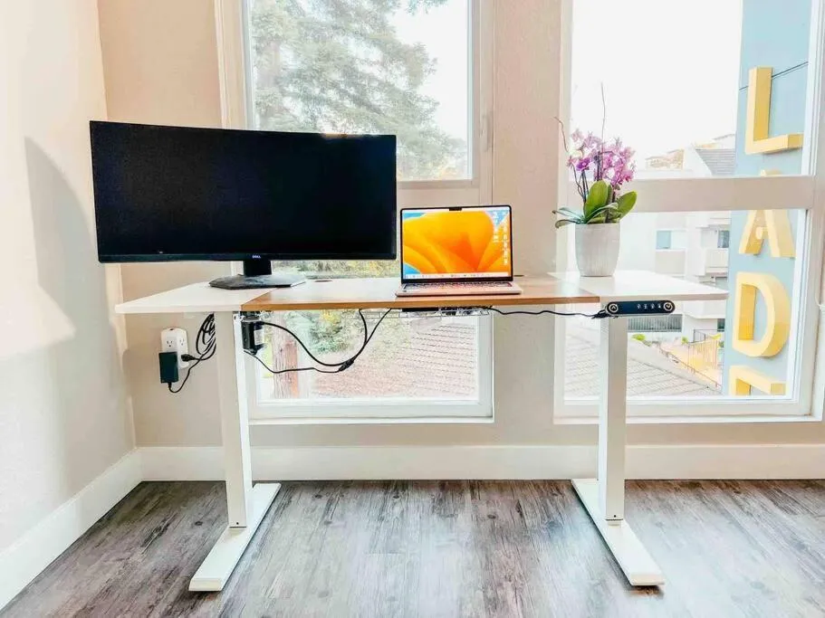 KING BED Modern 2 Bed 2 Bath Pool & Hot Tub