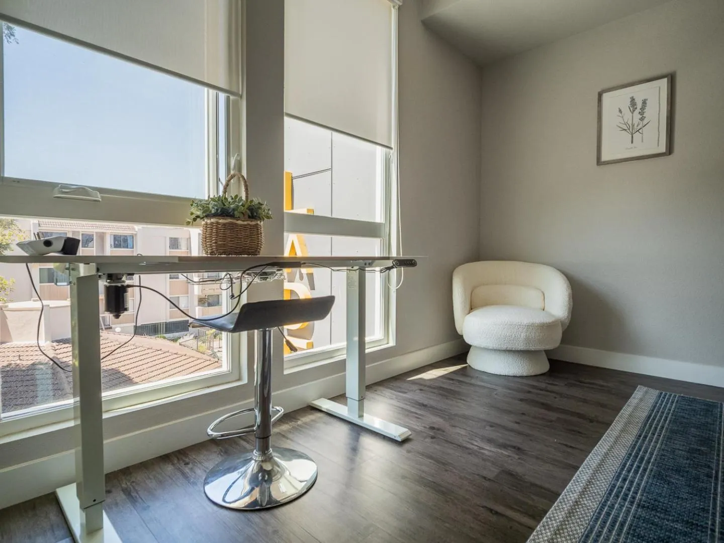 KING BED Modern 2 Bed 2 Bath Pool & Hot Tub