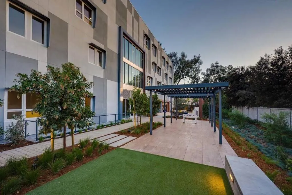 KING BED Modern 2 Bed 2 Bath Pool & Hot Tub