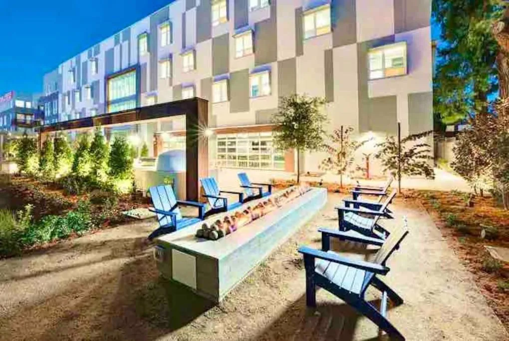 KING BED Modern 2 Bed 2 Bath Pool & Hot Tub