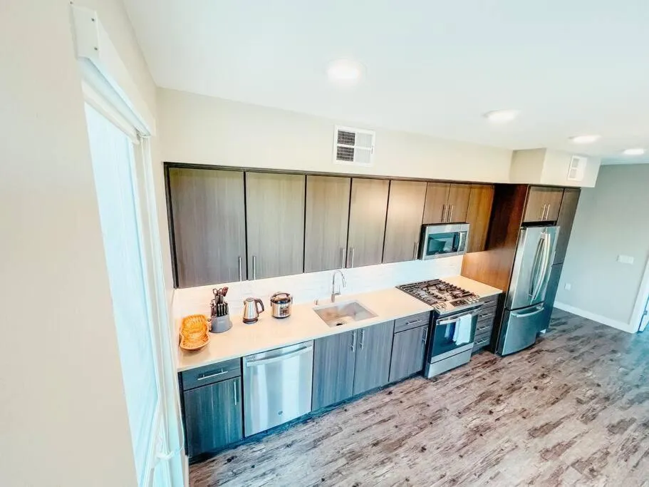 KING BED Modern 2 Bed 2 Bath Pool & Hot Tub