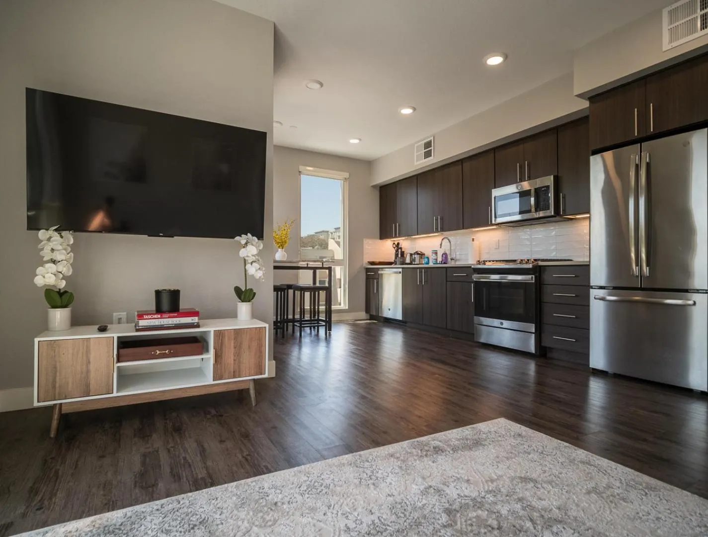 KING BED Modern 2 Bed 2 Bath Pool & Hot Tub