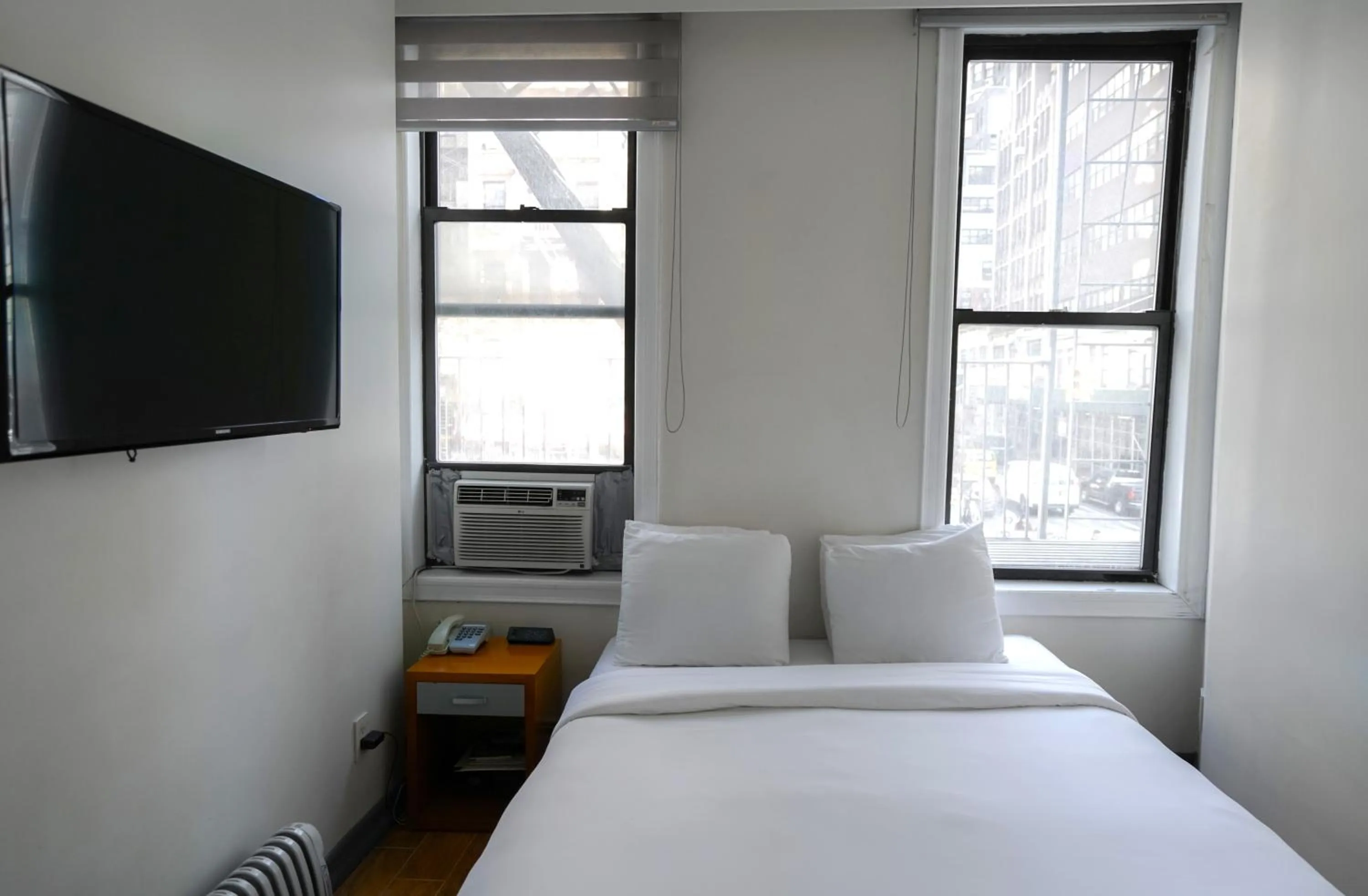 Bedroom, Bed in Midtown West Hotel