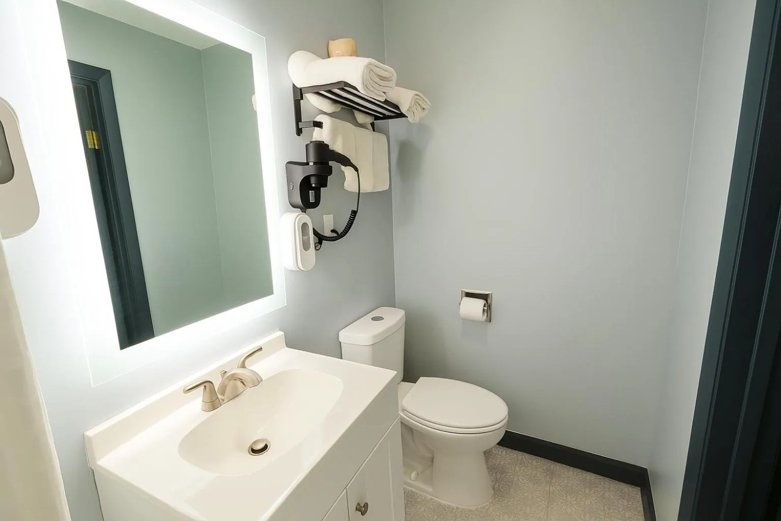 Hillsboro Inn & Suites