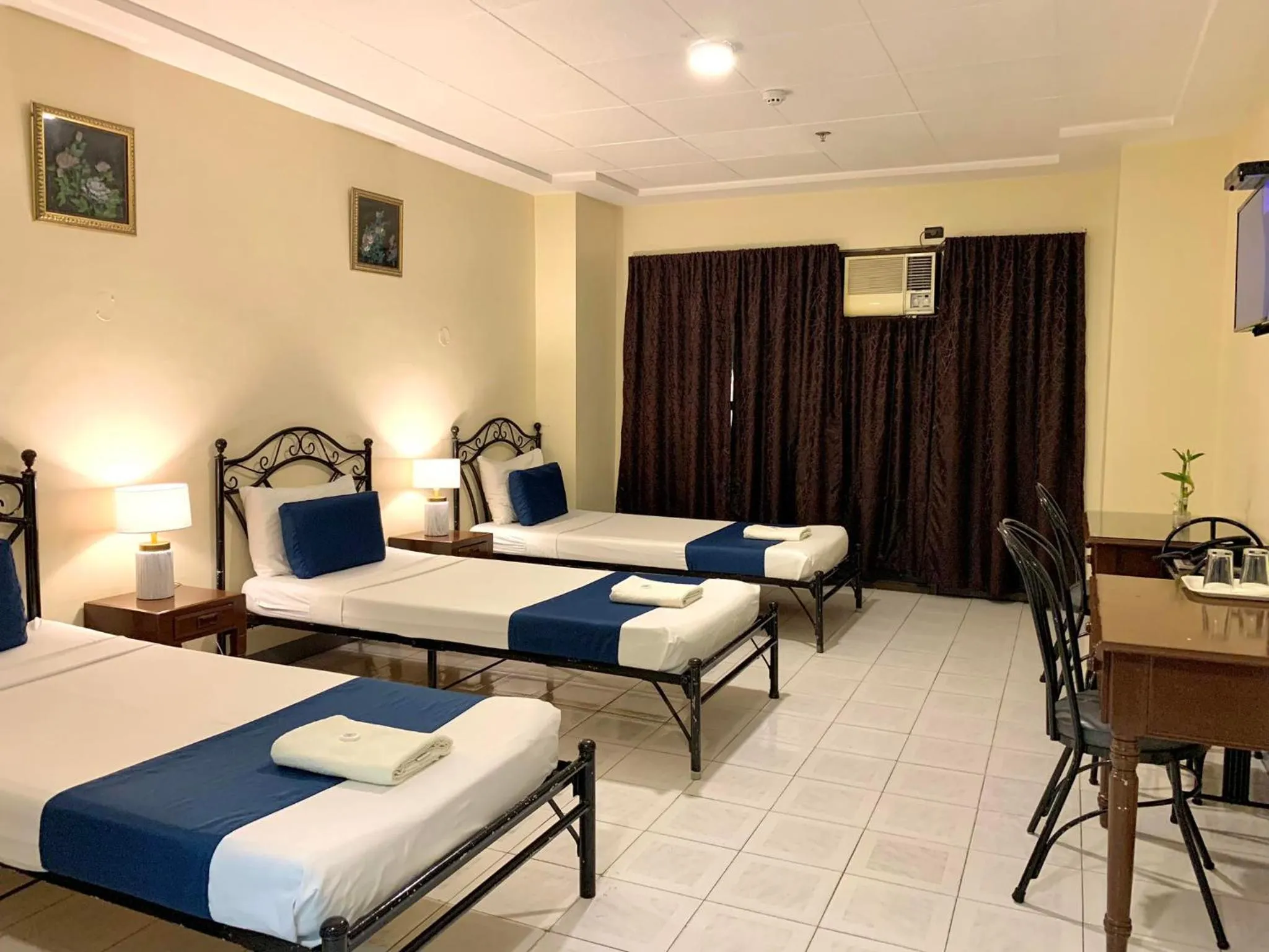 Photo of the whole room, Bed in Fuente Hotel de Cebu