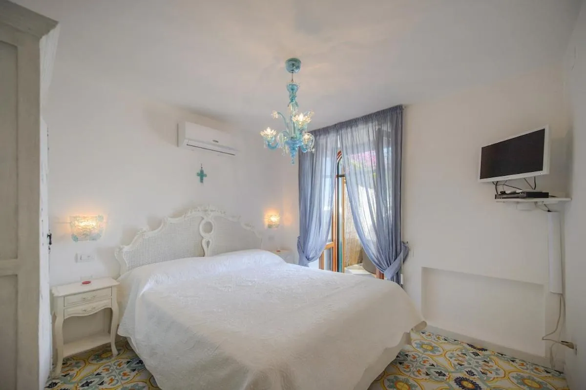 Photo of the whole room, Bed in Villa Amalu Capri Piscina e Giardino