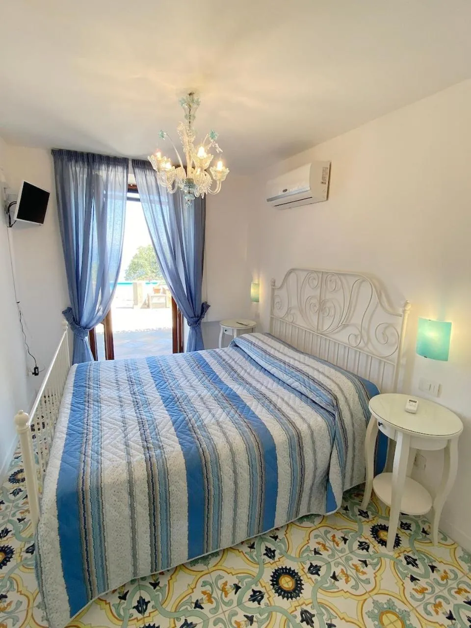 Photo of the whole room, Bed in Villa Amalu Capri Piscina e Giardino