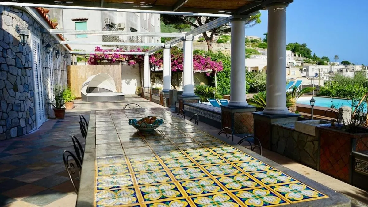 Patio in Villa Amalu Capri Piscina e Giardino