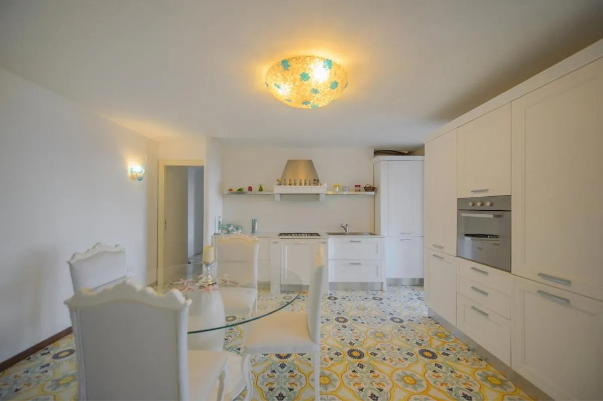 Kitchen or kitchenette in Villa Amalu Capri Piscina e Giardino