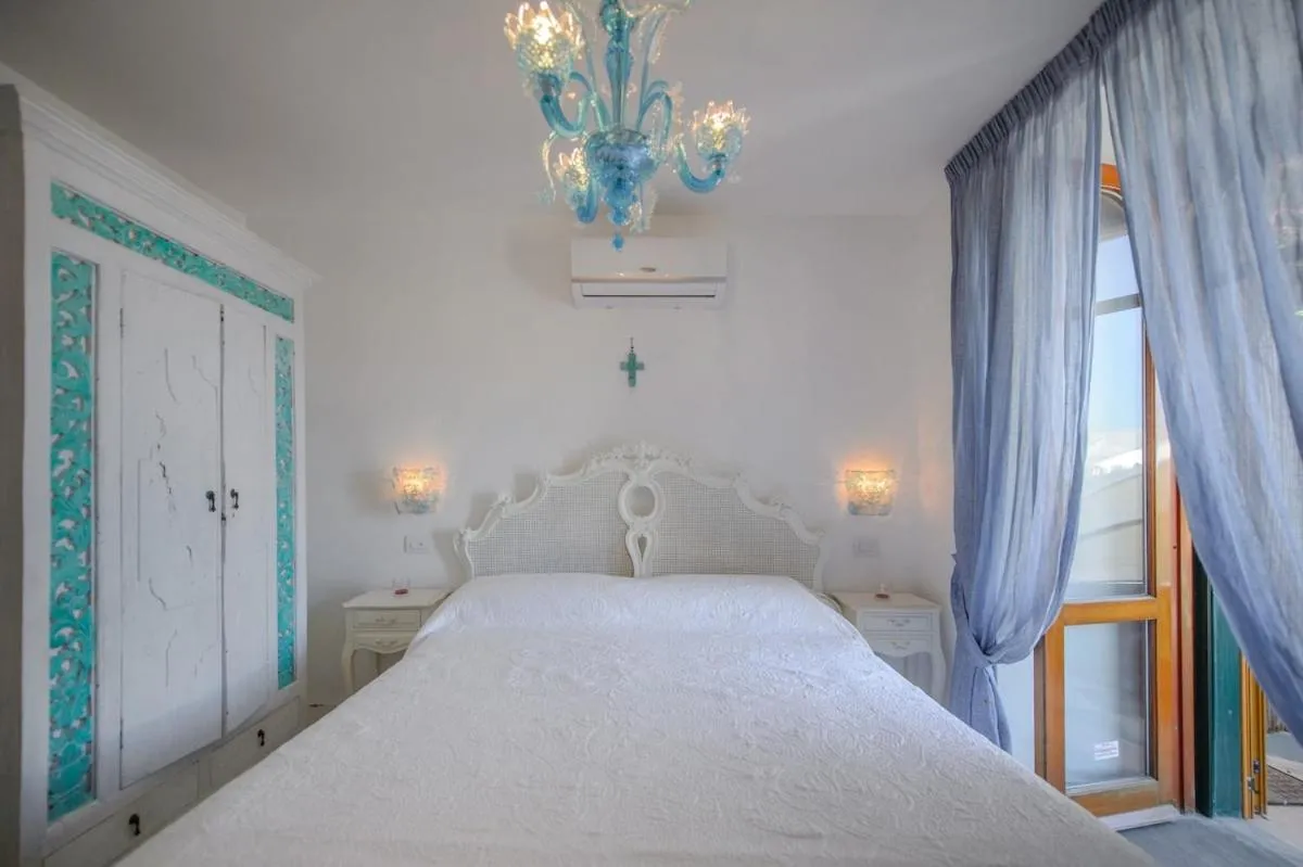 Photo of the whole room, Bed in Villa Amalu Capri Piscina e Giardino