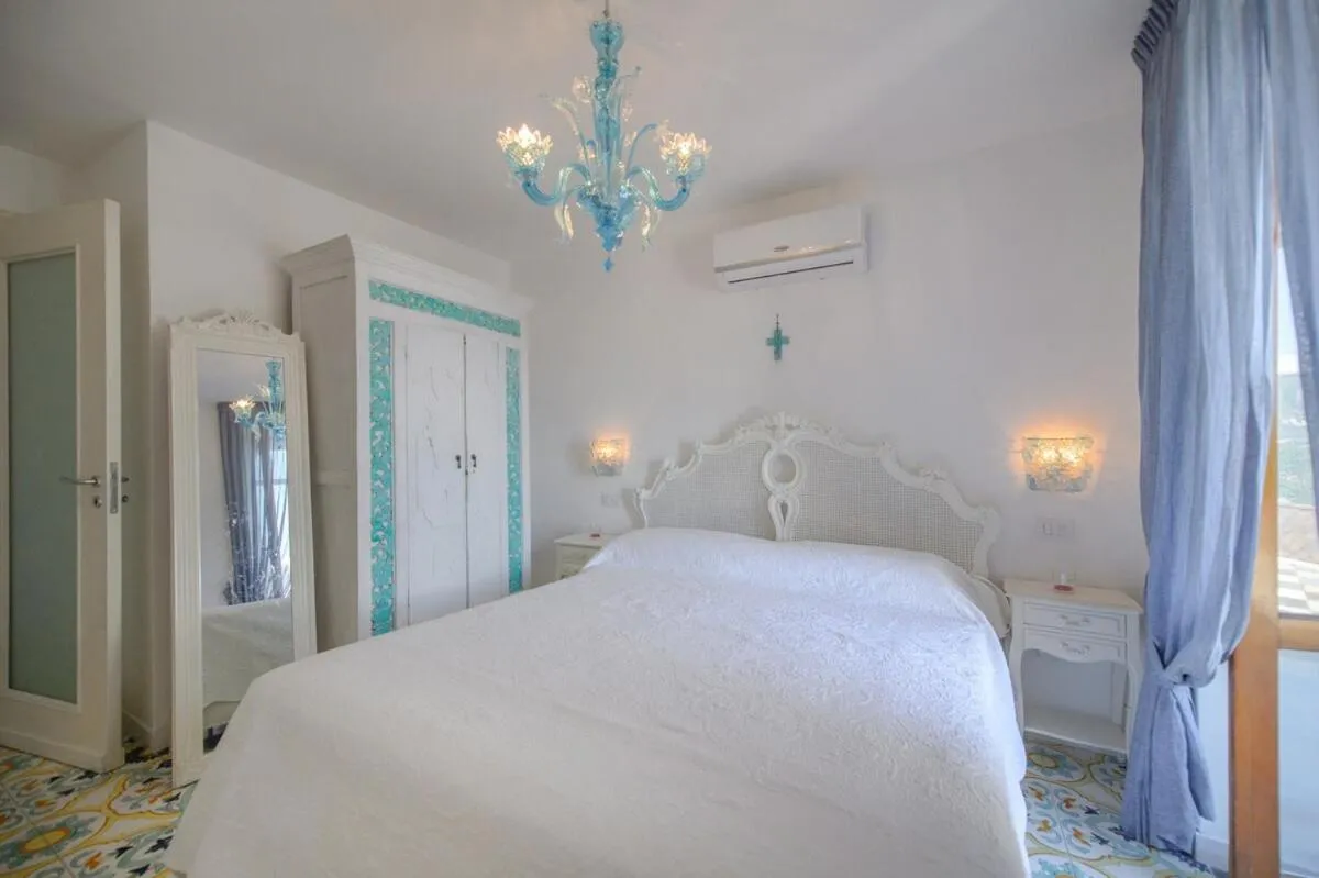 Photo of the whole room, Bed in Villa Amalu Capri Piscina e Giardino