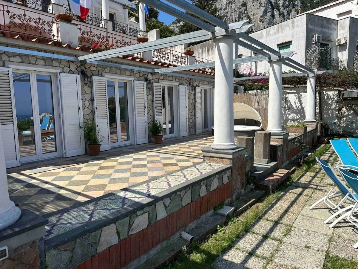 Patio in Villa Amalu Capri Piscina e Giardino