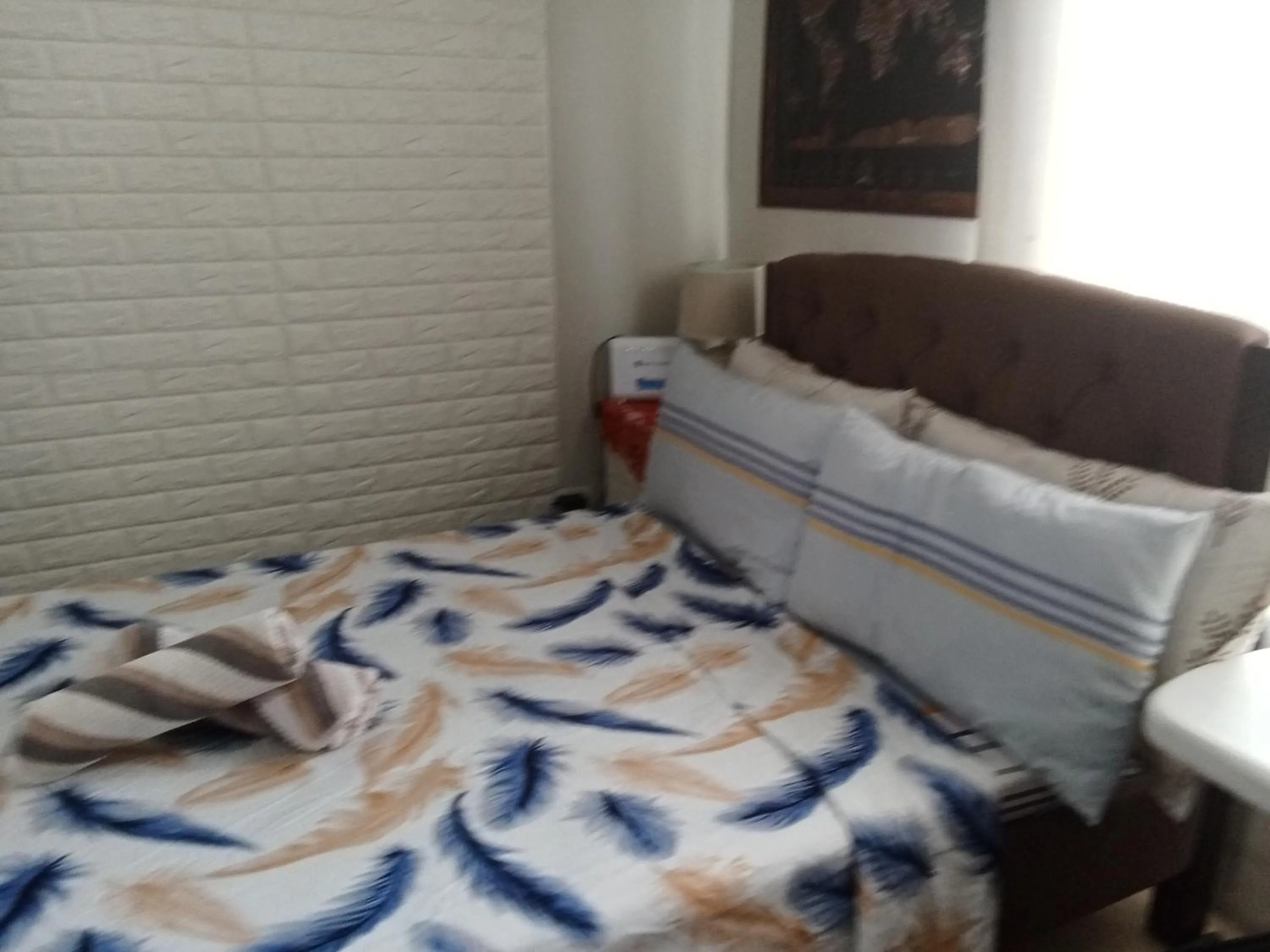 Bed in Henry's Newport Deluxe Condotel