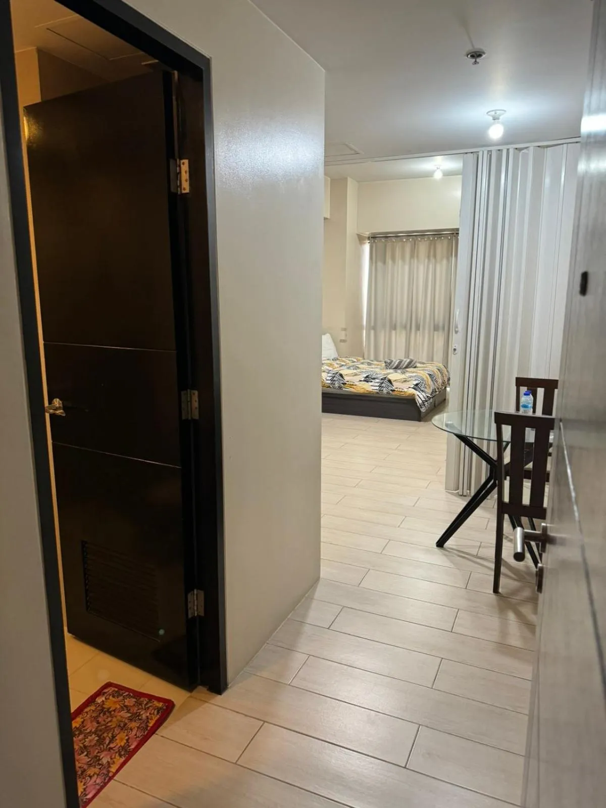 Bed in Henry's Newport Deluxe Condotel