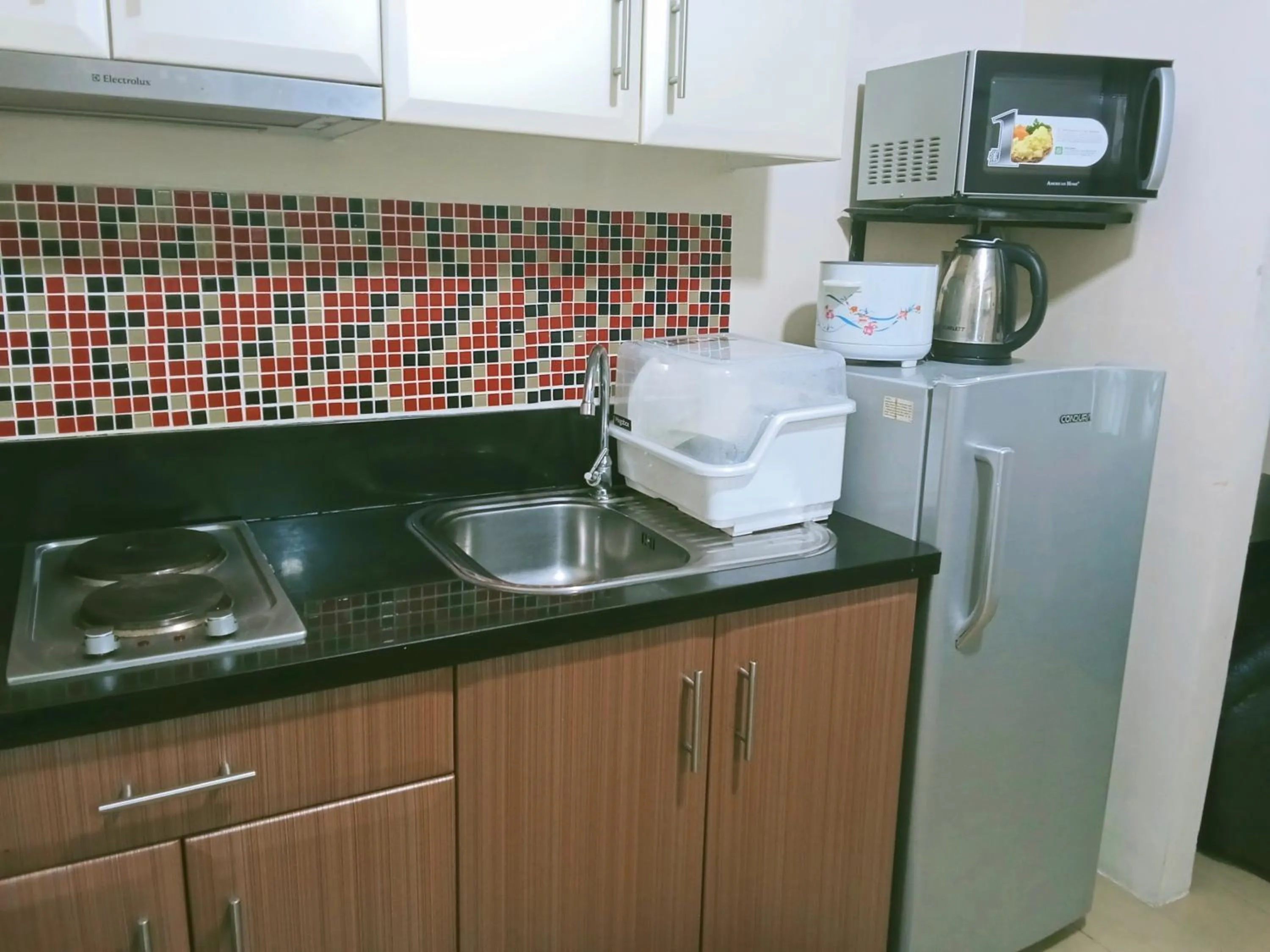 Coffee/tea facilities in Henry's Newport Deluxe Condotel