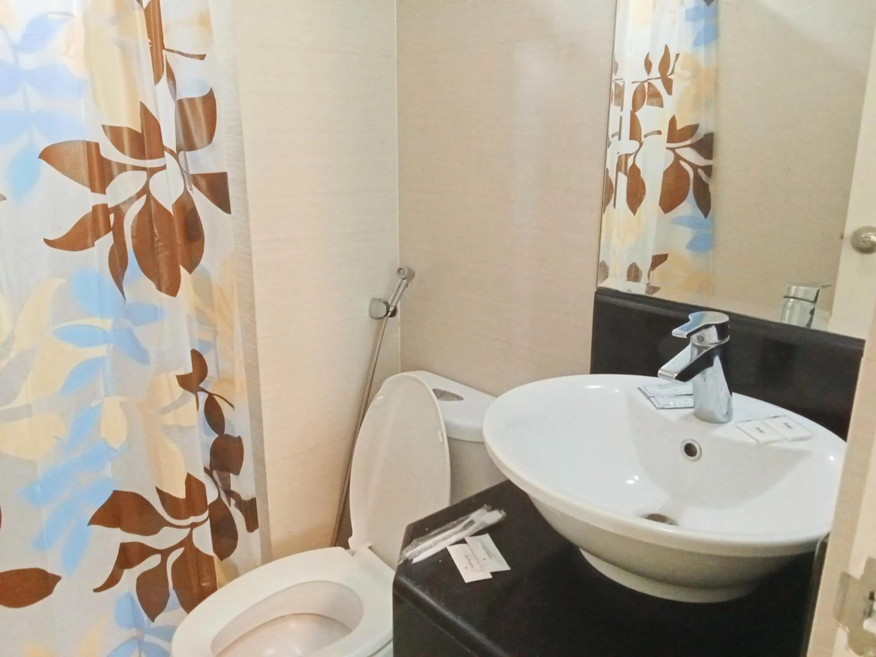 Toilet in Henry's Newport Deluxe Condotel