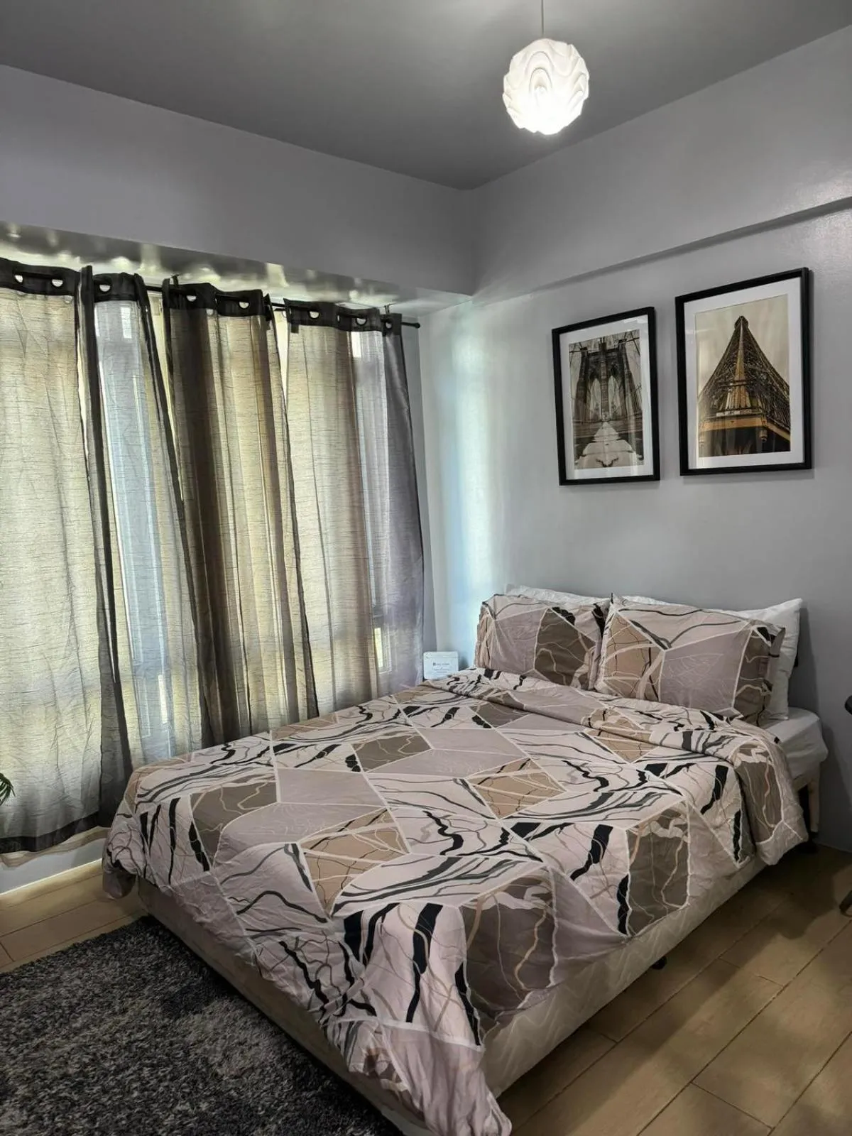 Bed in Henry's Newport Deluxe Condotel