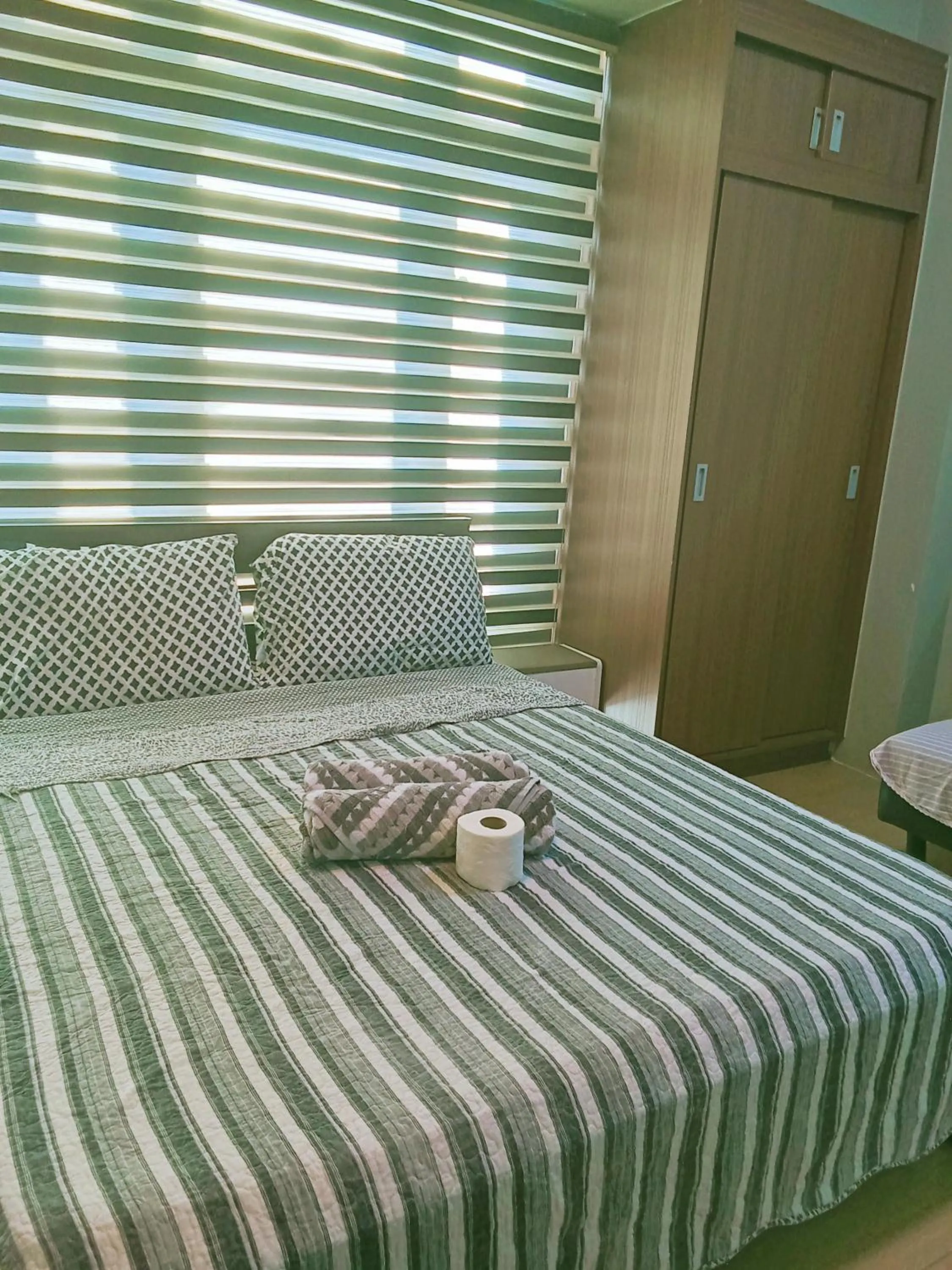 Bed in Henry's Newport Deluxe Condotel