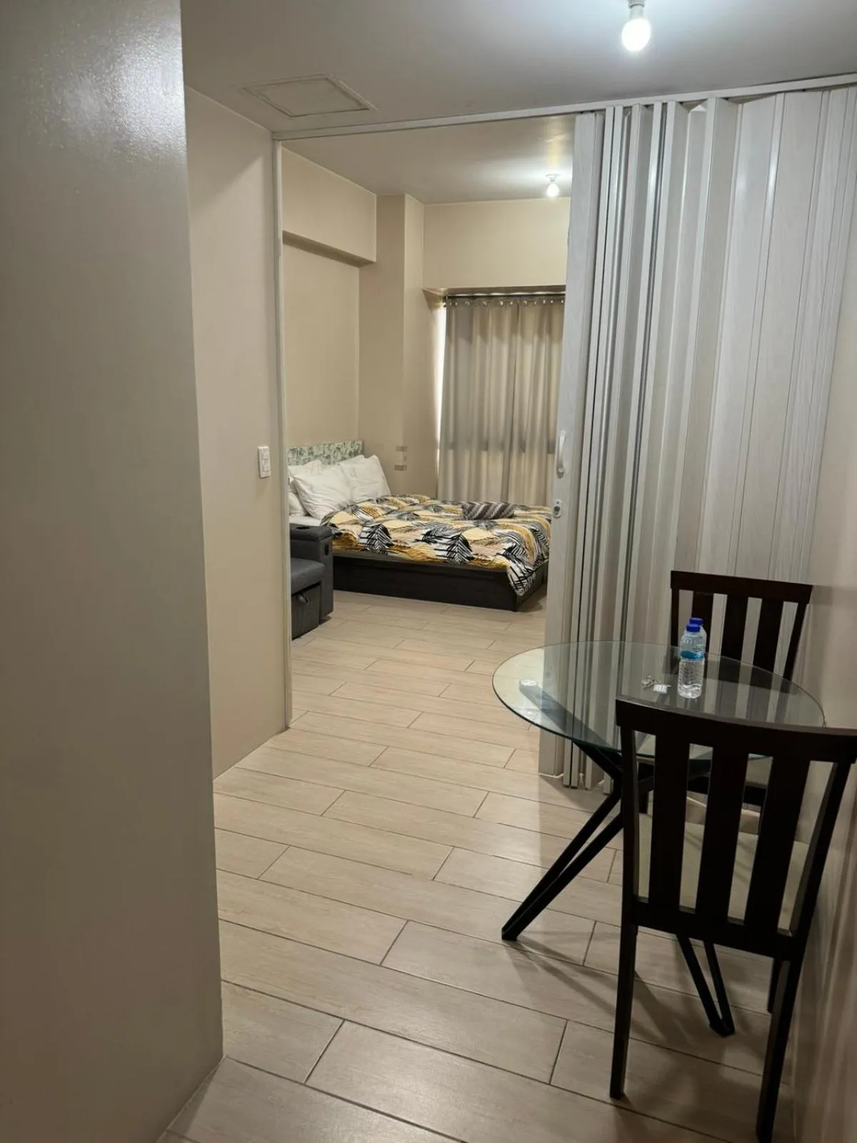 Bed in Henry's Newport Deluxe Condotel