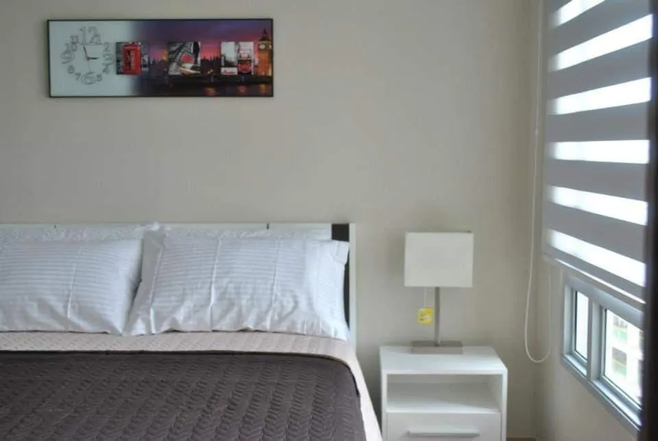 Bed in Henry's Newport Deluxe Condotel