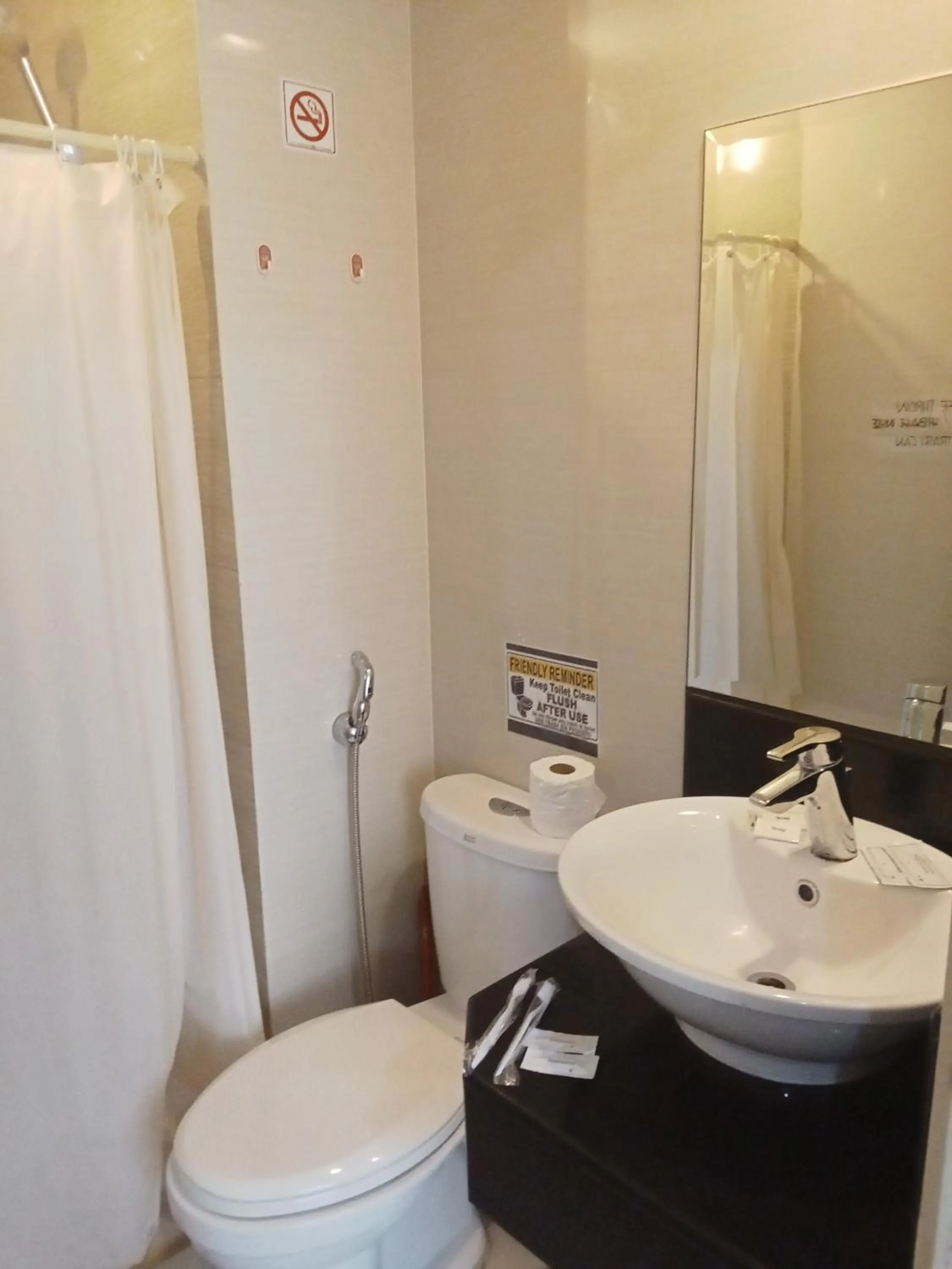 Toilet in Henry's Newport Deluxe Condotel