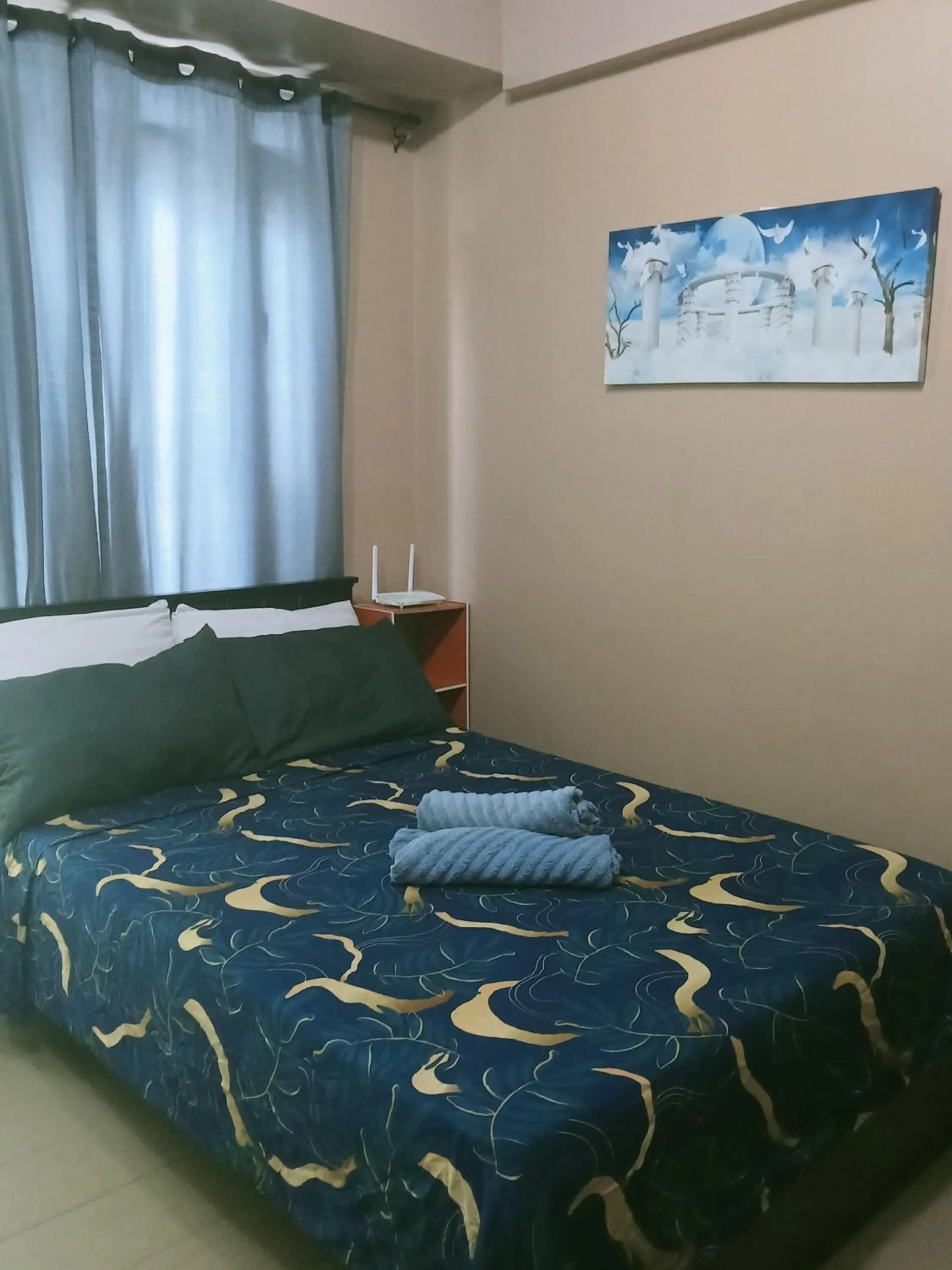 Bed in Henry's Newport Deluxe Condotel