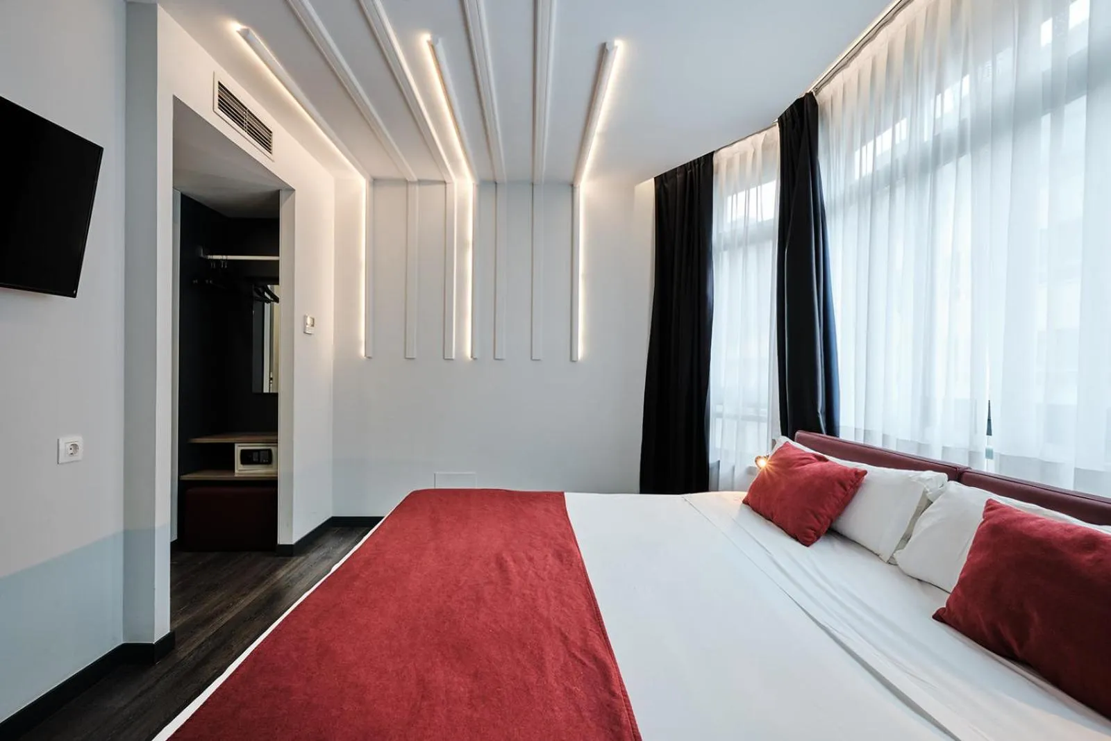 Photo of the whole room, Bed in Hotel Lux Santiago