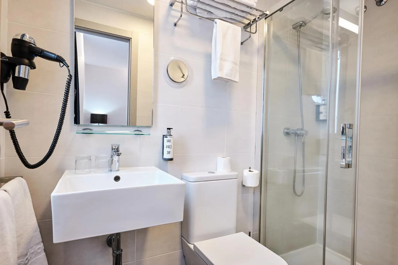 Shower in Hotel Lux Santiago