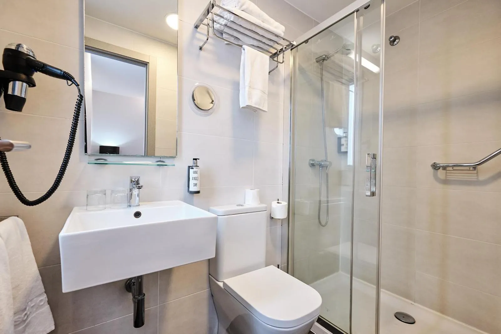 Shower in Hotel Lux Santiago