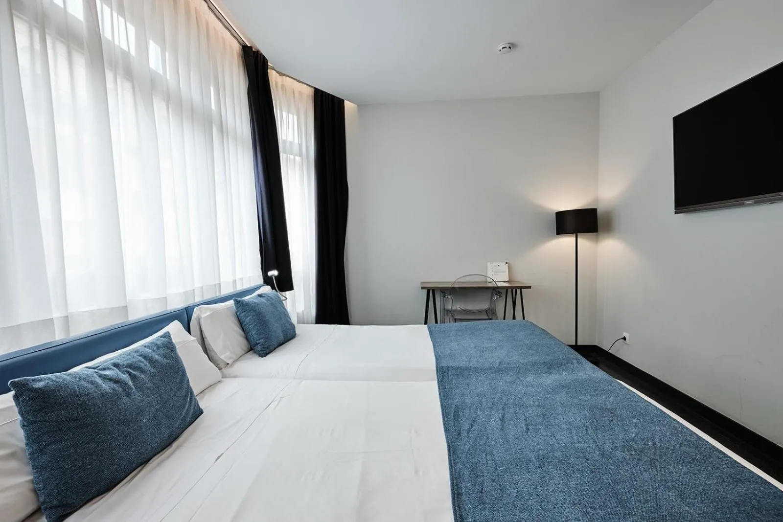 Photo of the whole room, Bed in Hotel Lux Santiago