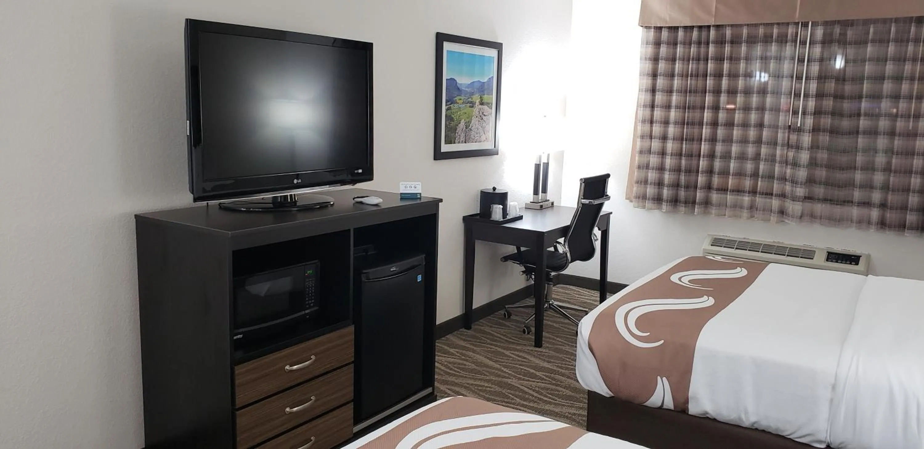 Photo of the whole room, Bed in Quality Inn & Suites